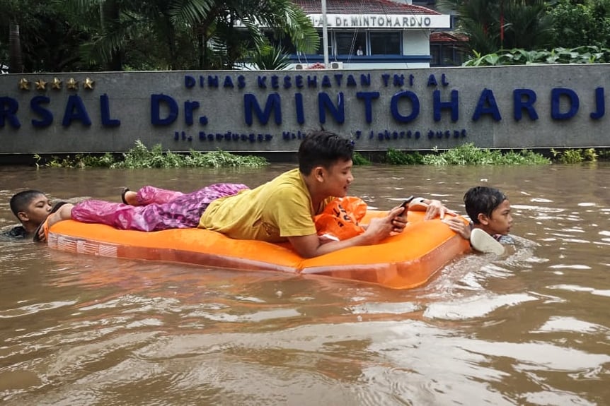 Warga melintasi banjir di depan RSAL Dr Mintohardjo, Jakarta, beberapa waktu lalu. 