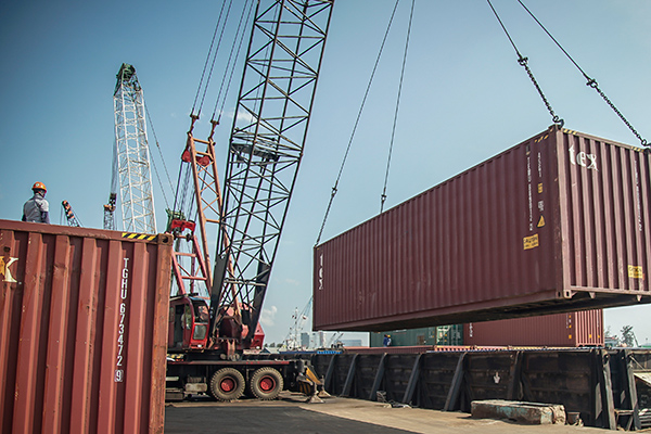 Kegiatan bongkat muat di Pelabuhan Batu  Ampar Batam.