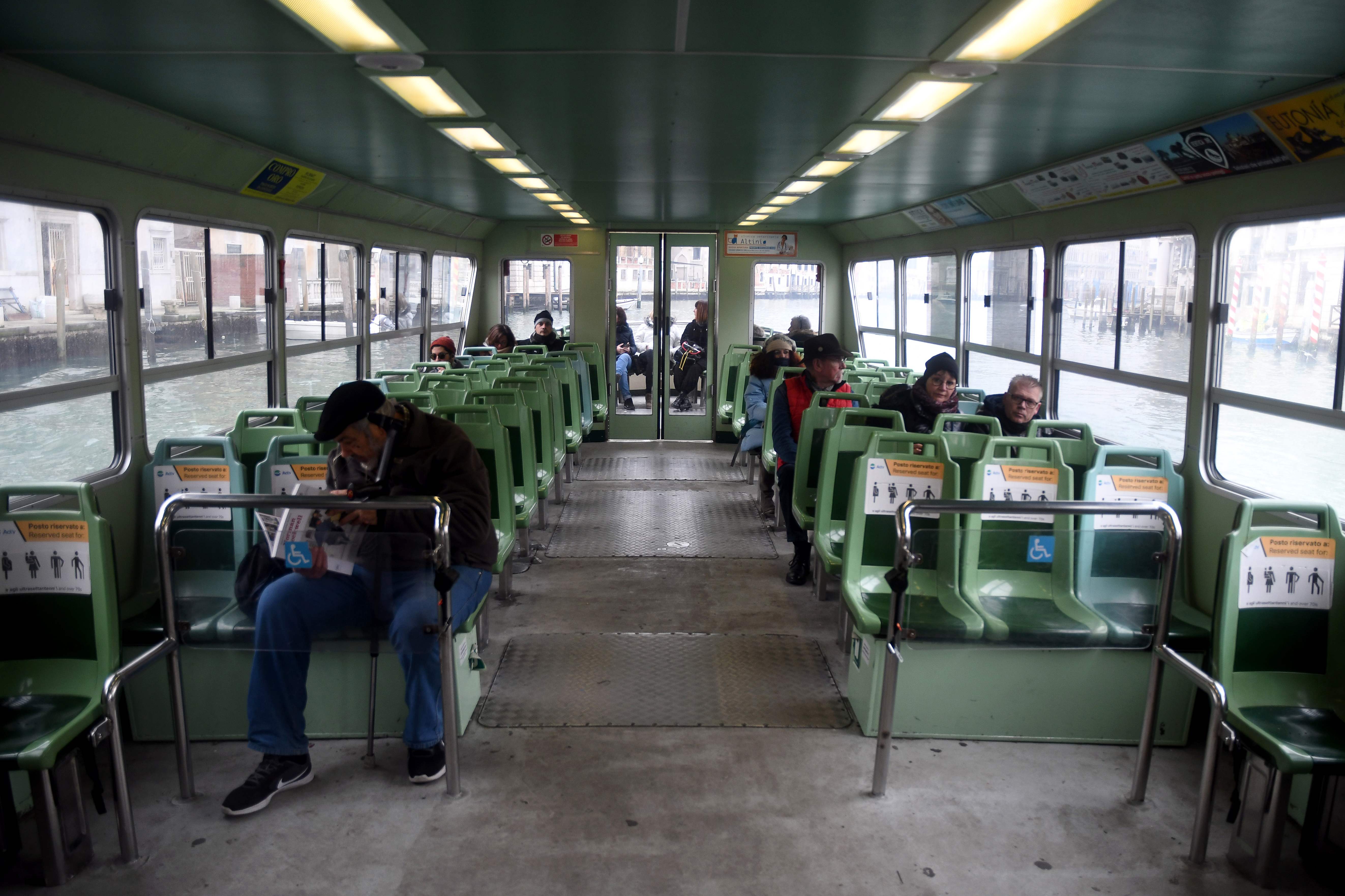 Kapal Vaporetto di Venice terlihat kosong setelah karnival di wilayah itu dibatalkan setelah terjadi wabah virus korona di Italia.