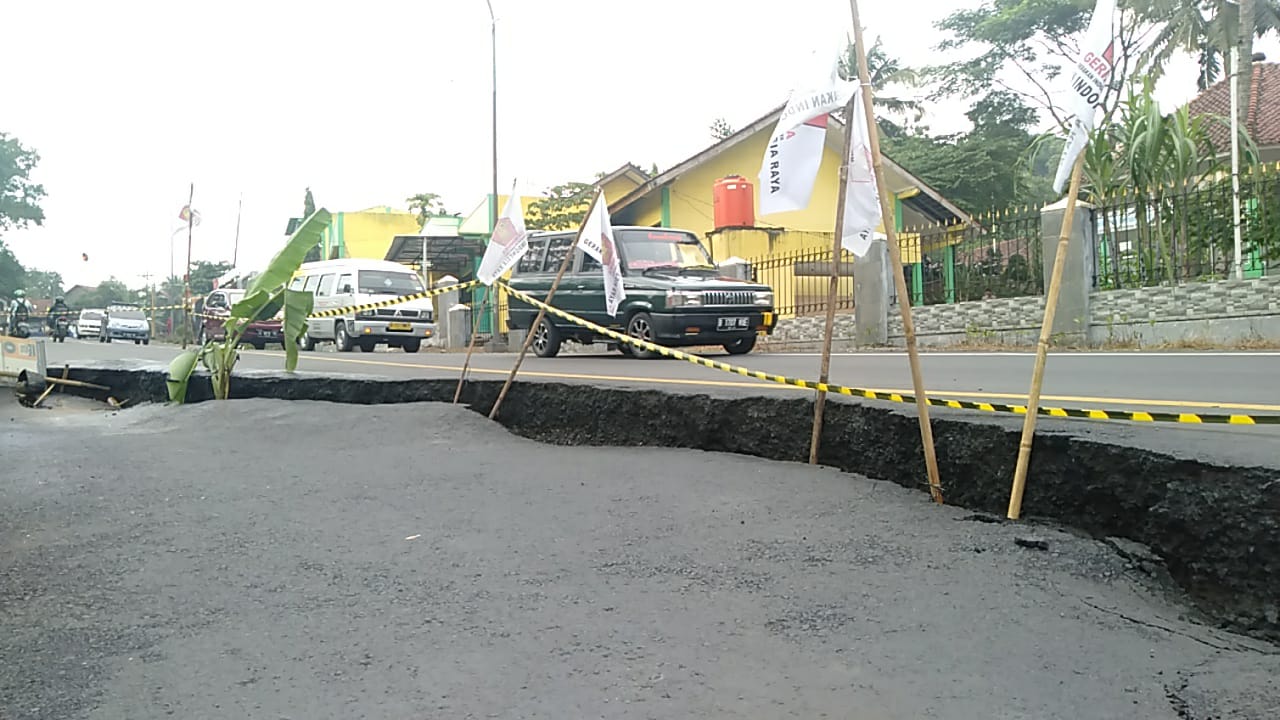 Kondisi jalan di Cilacap yang ambles membahayakan pengguna jalan