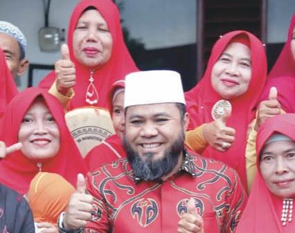 Wali Kota Bengkulu Helmi Hasan bersama keluarga pengantin berbagi kebahagian dirumah dinas Balai Kota, saat menjalankan resepsi pernikahan.