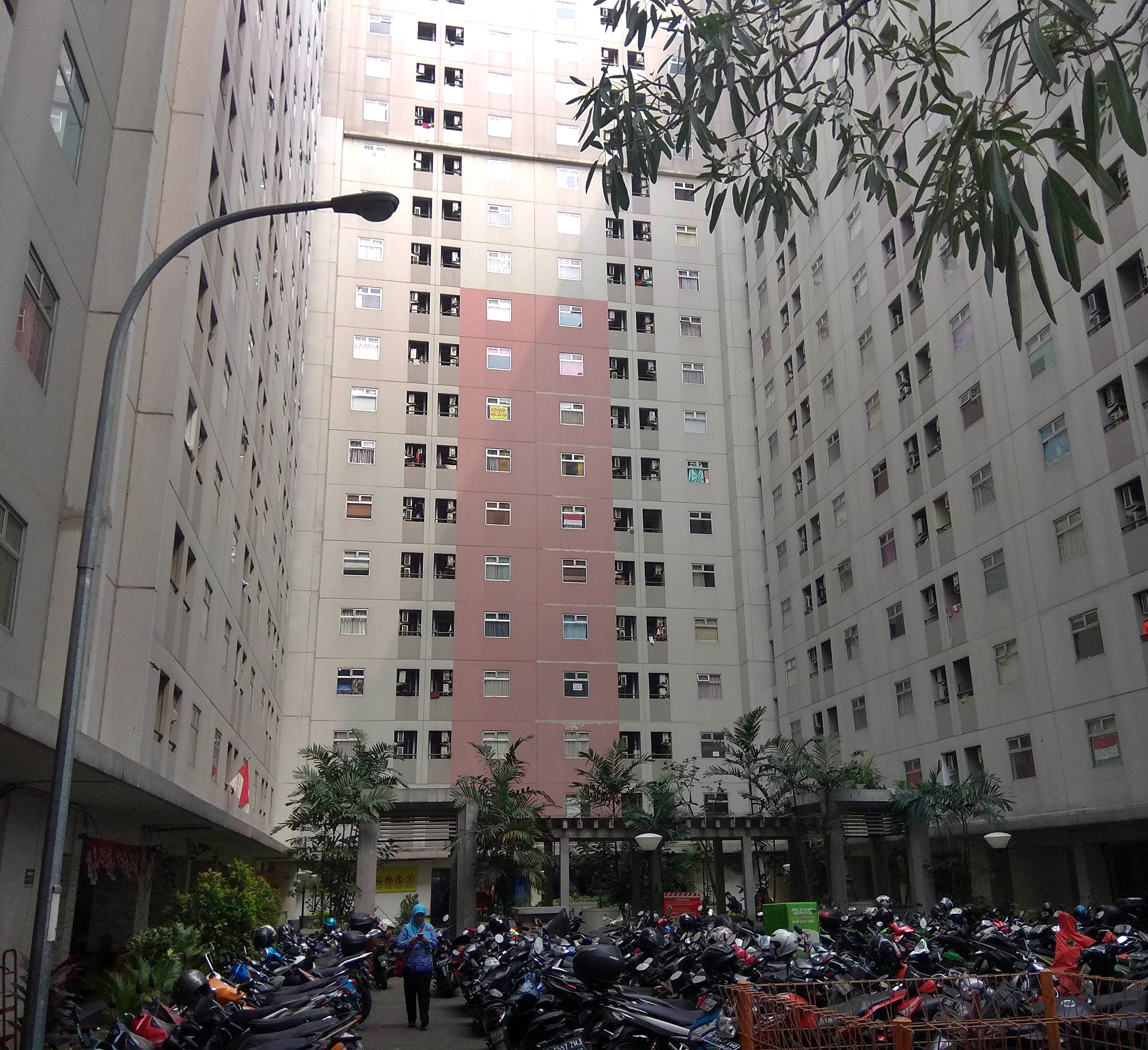 Suasana area parkir khusus tamu di Apartemen Kalibata City di Kalibata, Jakarta Selatan.