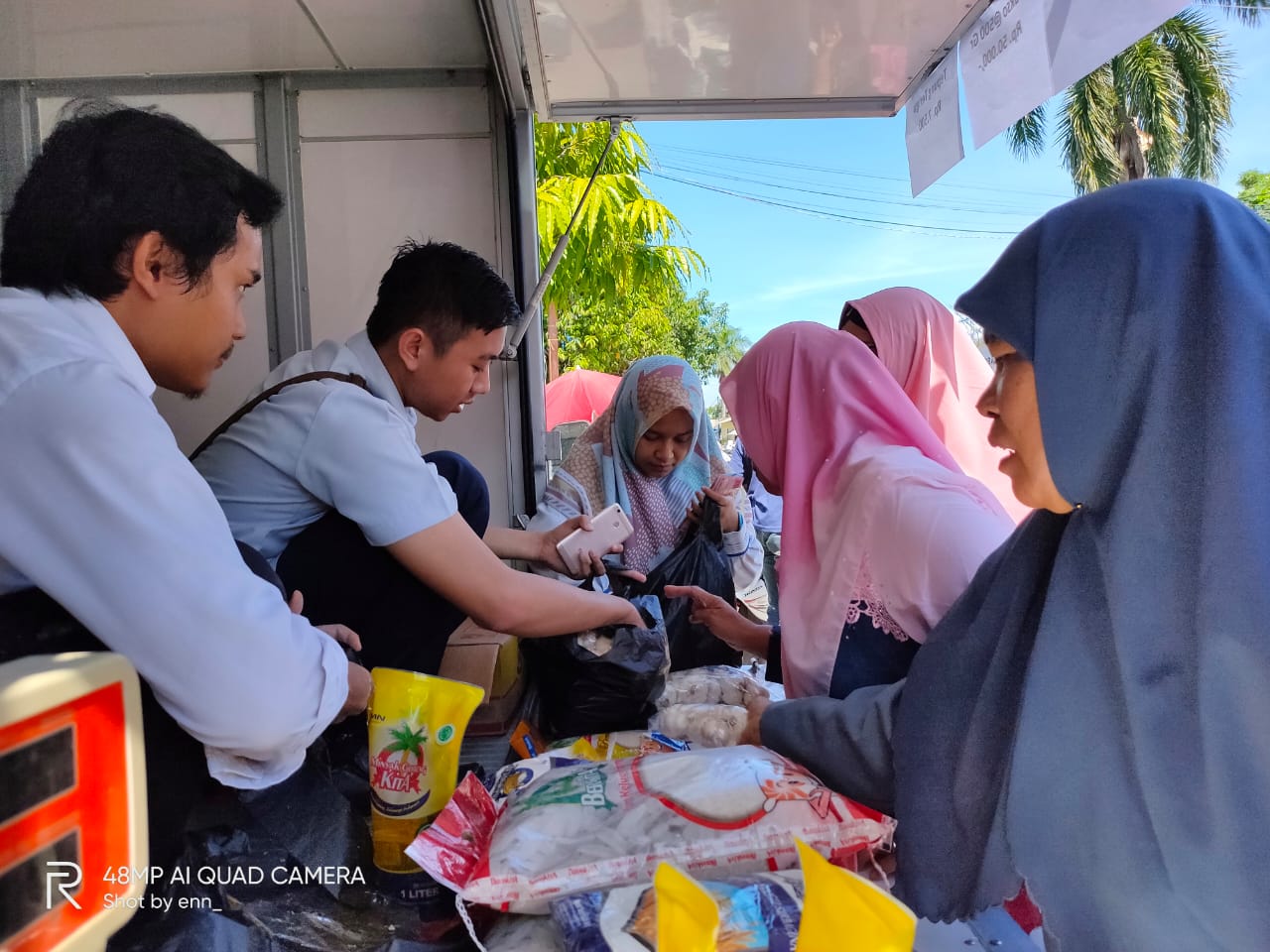 Para ibu di Kota Tegal, membeli bawang putih pada opera pasar yang digelar Bulog Wilayah eks-Karesidenan Pekalongan dan TPID Kota Tegal.