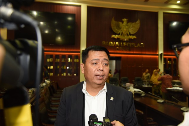 Anggota DPR RI dari daerah pemilihan Kalimantan Barat (Kalbar), Lasarus, 