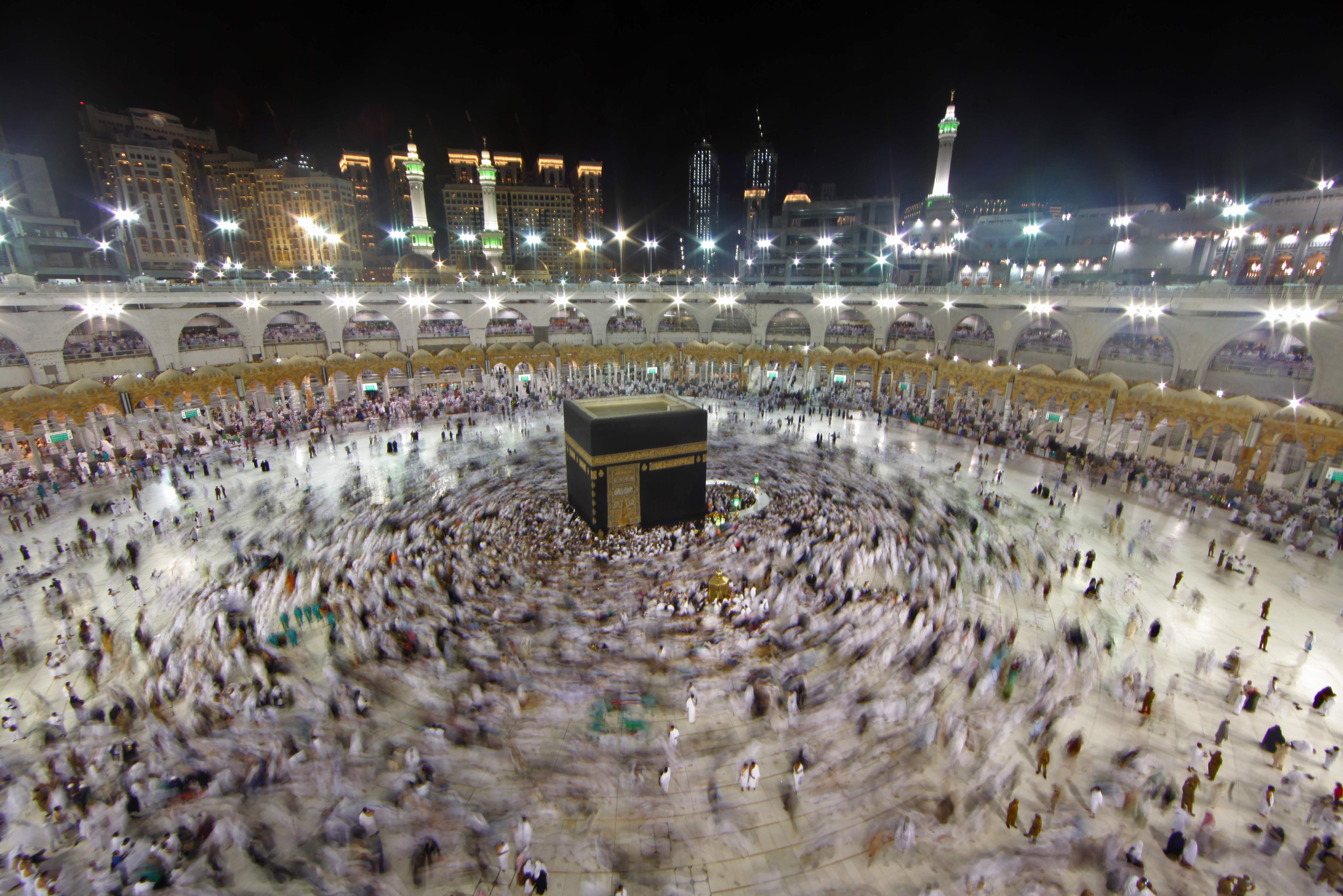 Aktivitas ibadah umrah mengelilingi kabah di Mekah, Arab Saudi.