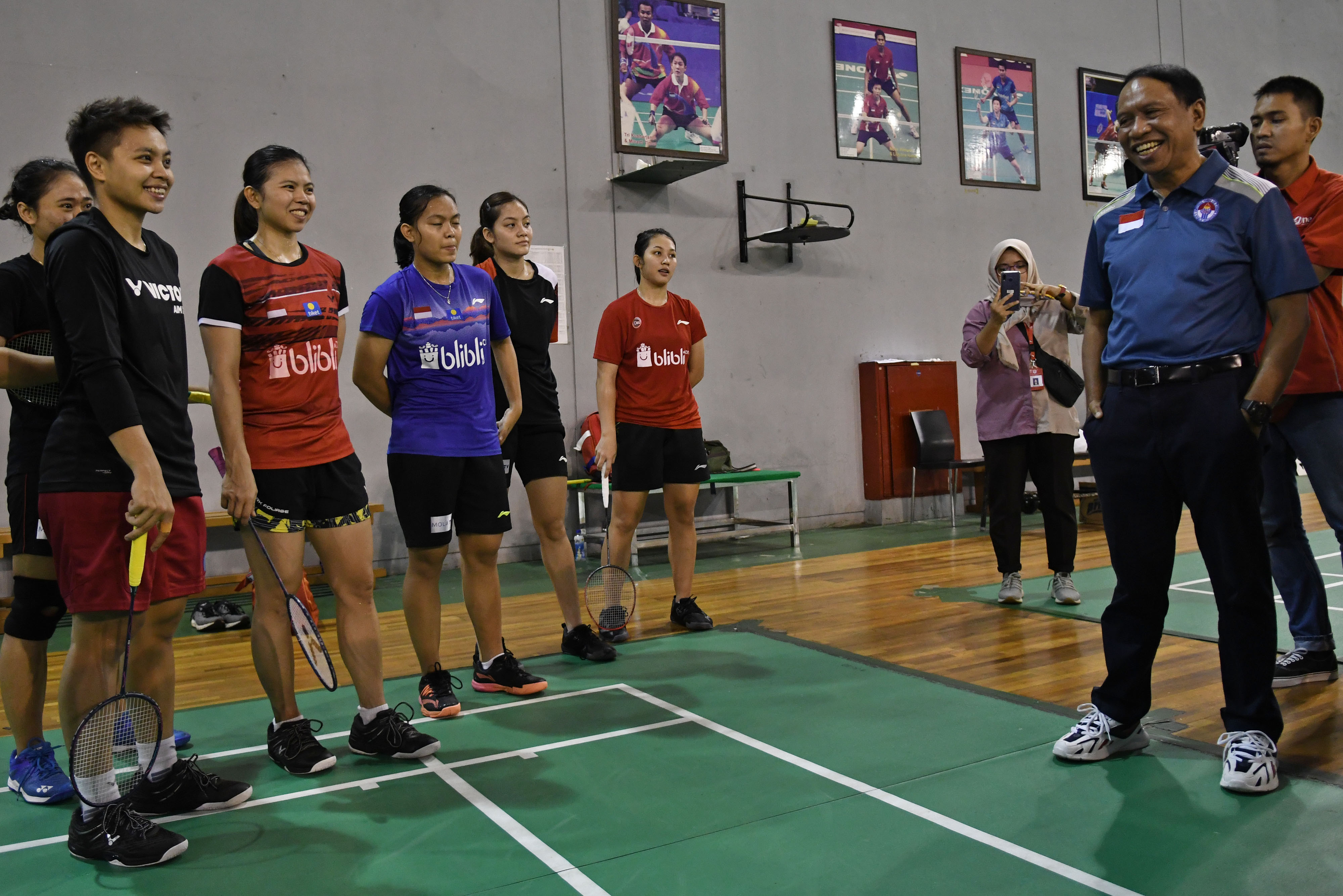 Menteri Pemuda dan Olahraga Zainudin Amali berbincang dengan sejumlah pebulu tangkis saat meninjau Pelatnas PBSI di Cipayung, Jakarta.