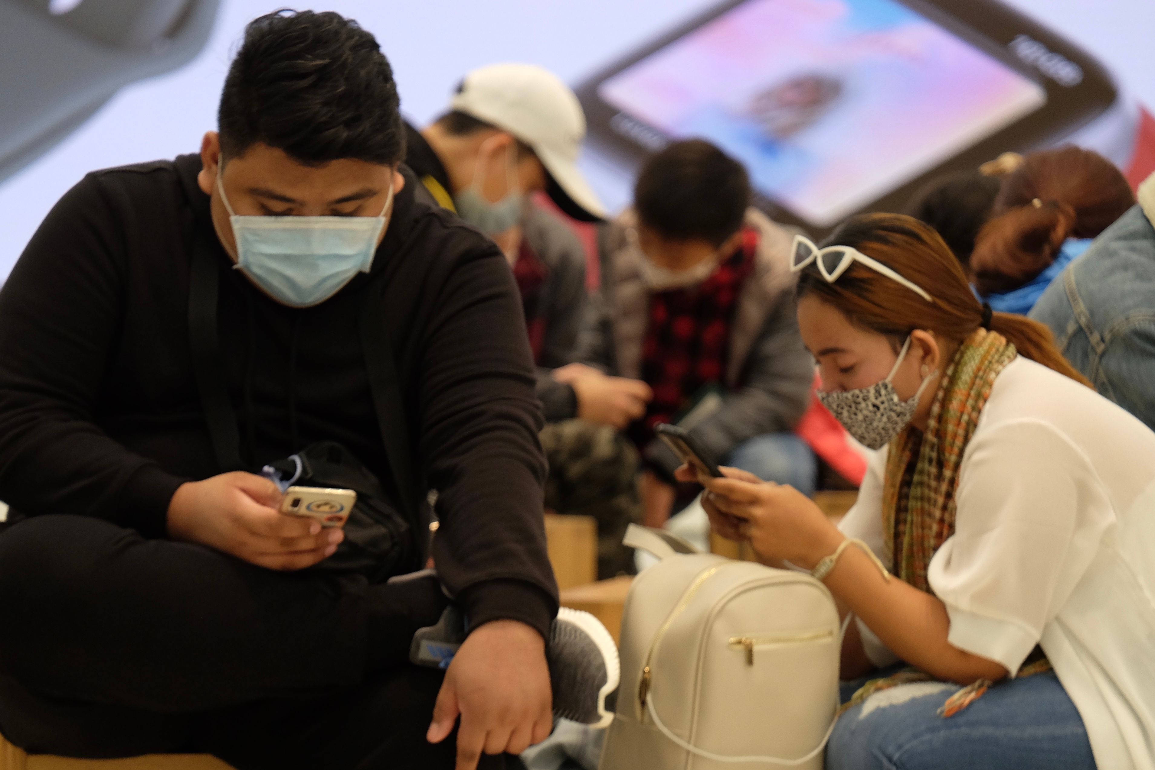 Warga Taiwan menggunakan masker di Gedung Taipei 101 