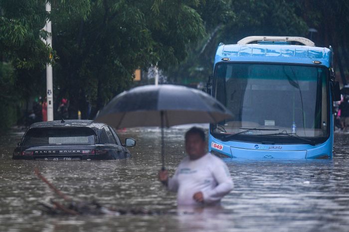 Mobil dan bus Transjakarta terendam banjir di Jalan Kemang Raya, Jakarta Selatan.