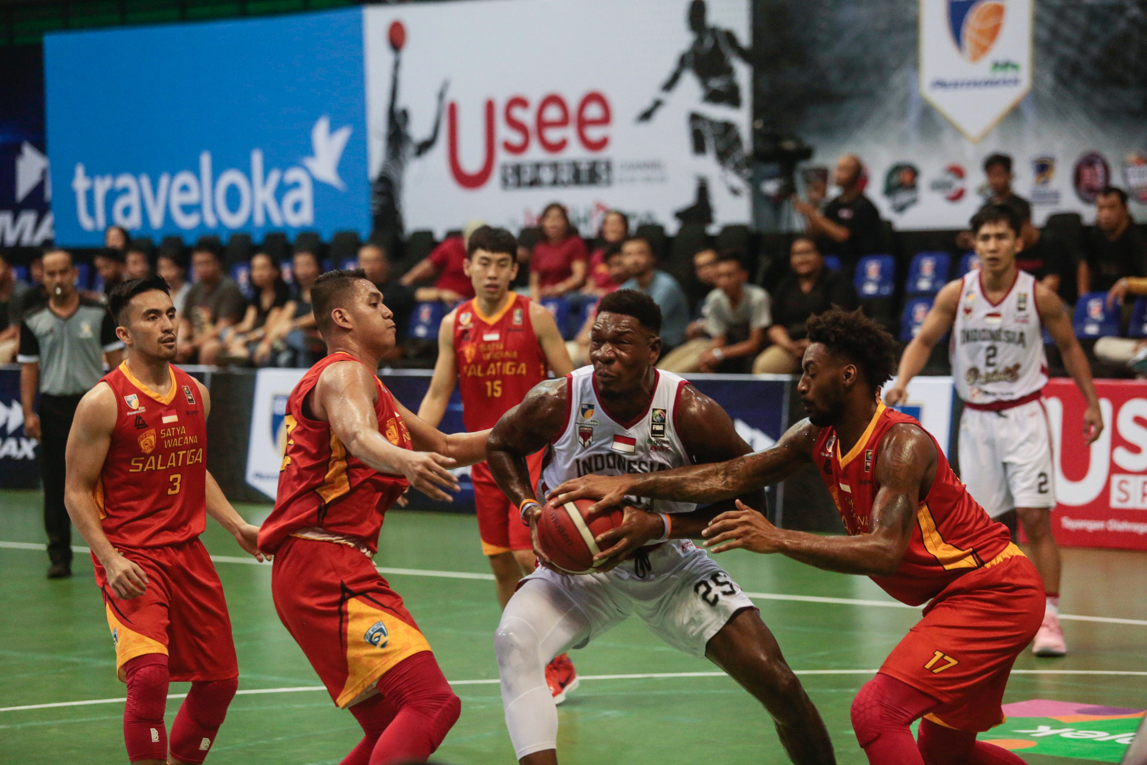 Pebasket Indonesia Patriots Lester Prosper (kedua kanan)