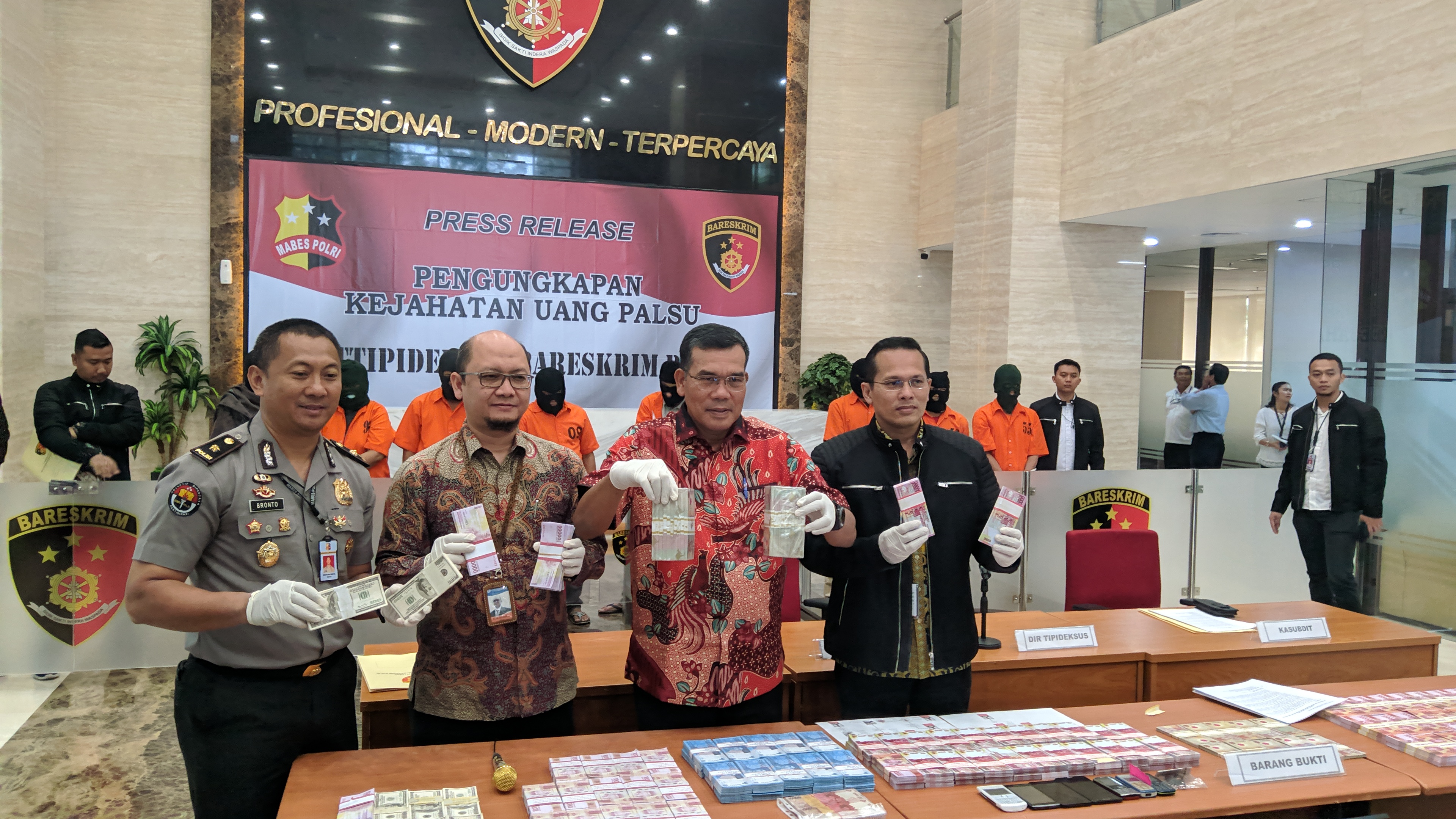 Barang bukti berupa uang palsu yang disita polisi.