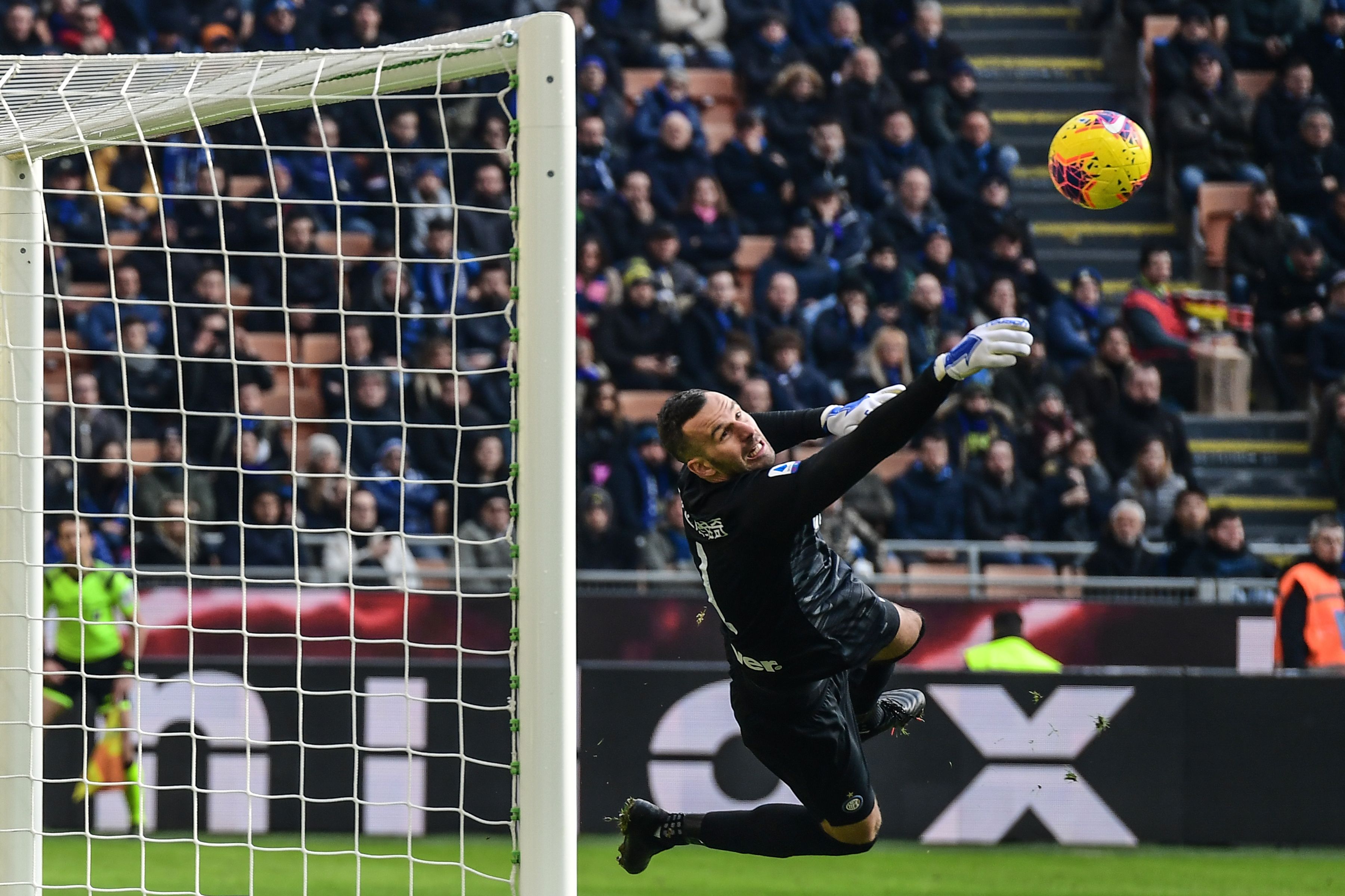 Penjaga gawang Inter Milan Samir Handanovic