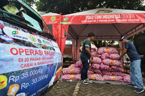 Petugas bersiap melaunching gelar cabai dan bawang putih murah di Toko Tani Indonesia Center, Pasar Minggu, Jakarta Selatan, Minggu (9/2/202