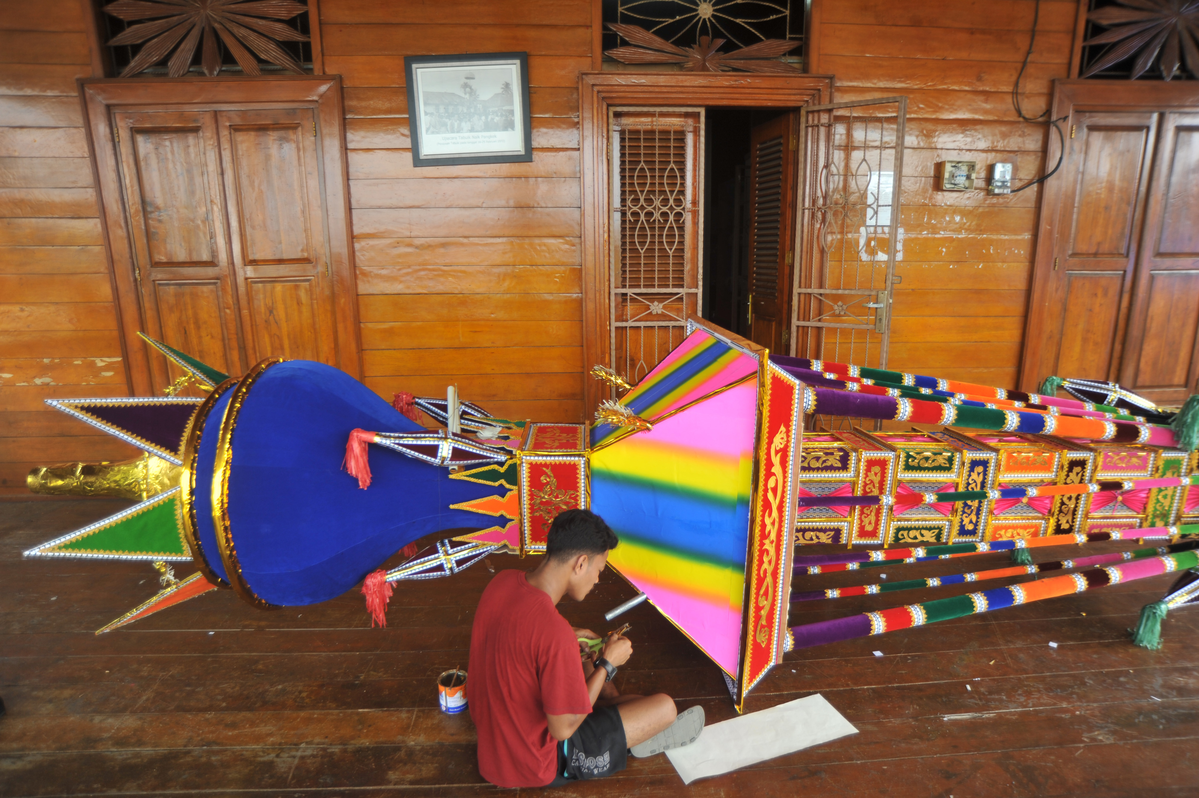 Pemuda Nagari Subarang menyelesaikan pembuatan Tabuik, di Pariaman, Sumatera Barat.