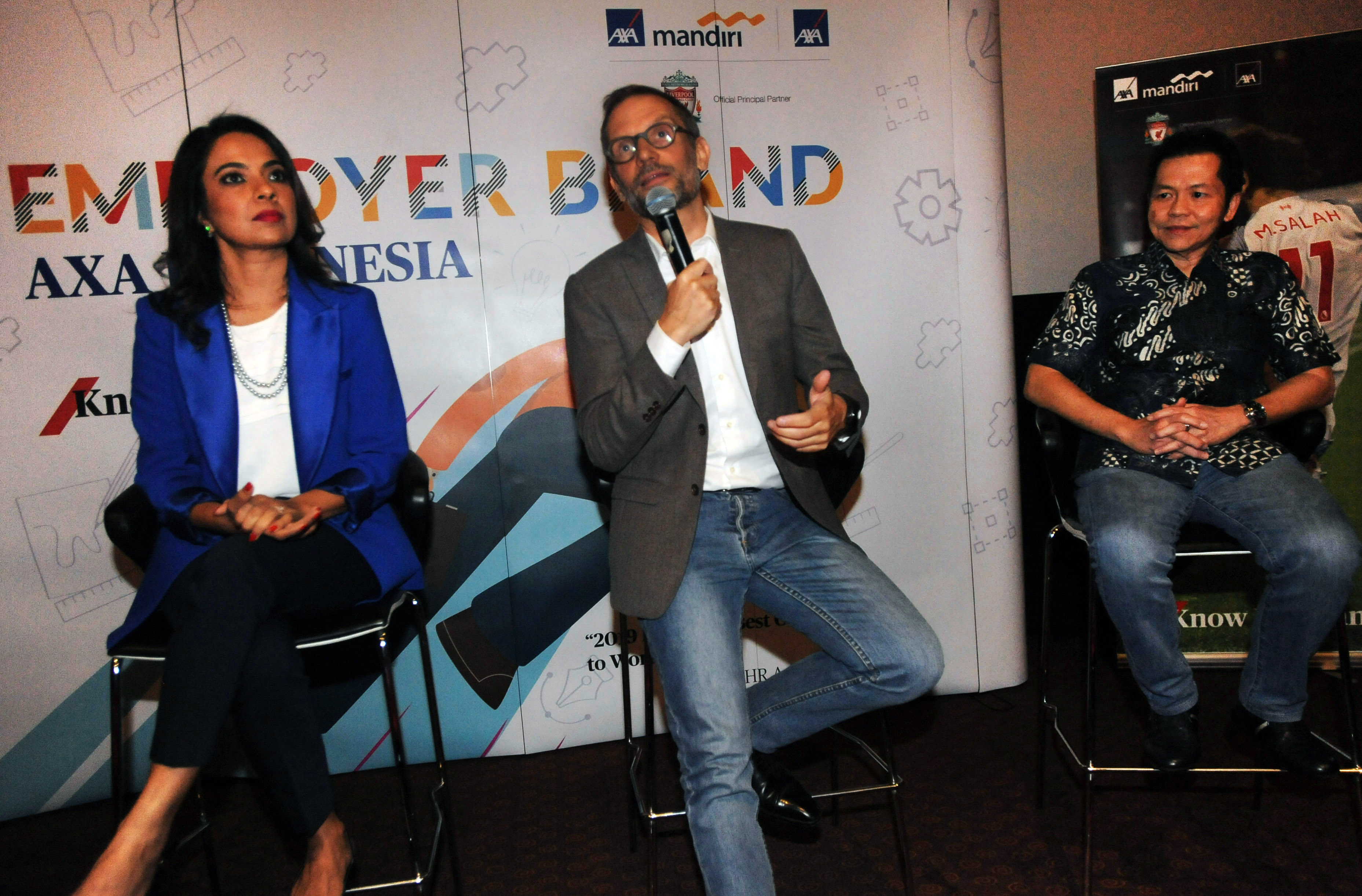 Country CEO AXA di Indonesia (tengah) berbicara disaksikan Presiden Direktur AXA Mandiri Handojo G. Kusuma (kanan)