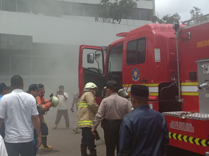 Pasukan pemadam kebakaran tiba di gedung DPR
