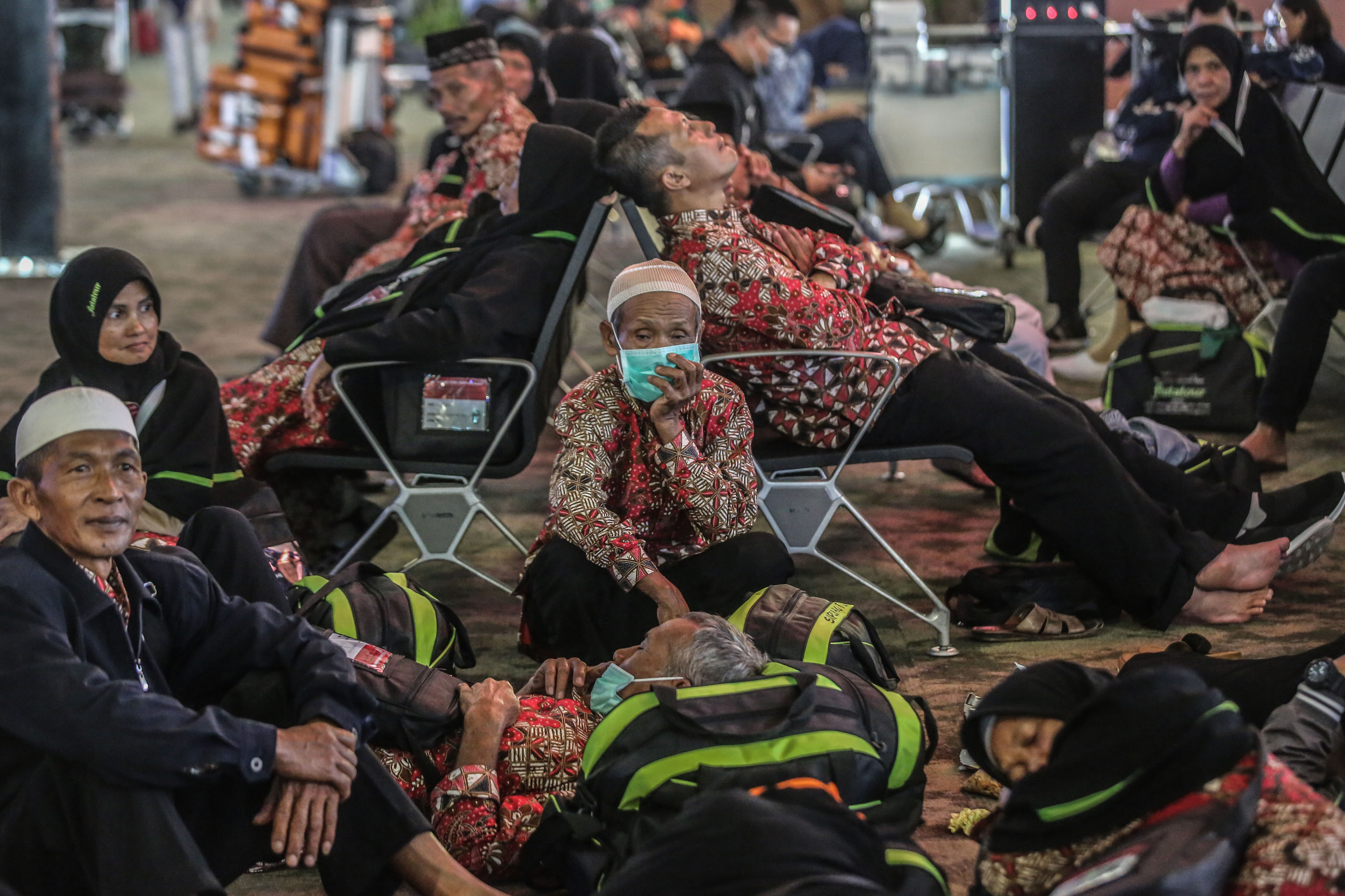Ratusan calon jemaah umrah tertidur di Terminal 3 Bandara Soekarno Hatta, Tangerang, Banten, Kamis (27/2/2020). 