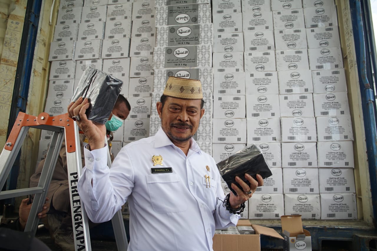  Menteri Pertanian (Mentan) Syahrul Yasin Limpo menunjukkan produk pertanian yang siap diekspor.