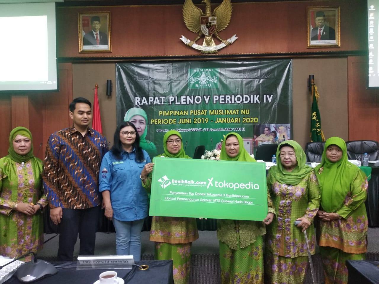 Muslimat NU menerima bantuan pembangunan sekolah MTS Sunanul Huda Bogo