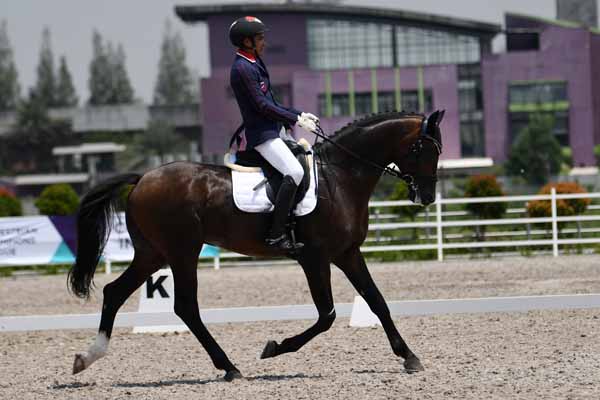 Atlet ketangkasan berkuda Yanyan Hadiansyah dan kudanya Sir Deniro dari klub Equinara Horse Club.