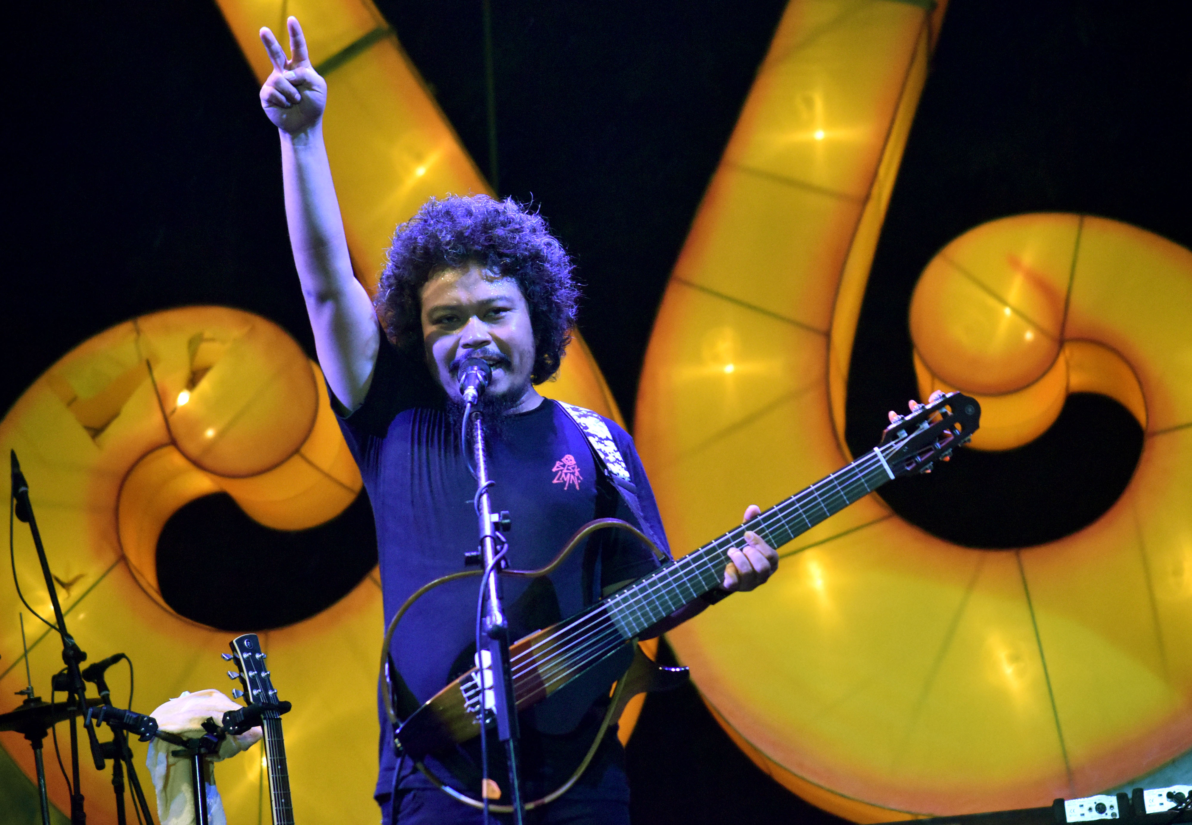 Mohammad Istiqamah Djamad saat masih menjadi vokasli Payung Teduh tampil di Jateng Fair 2017.