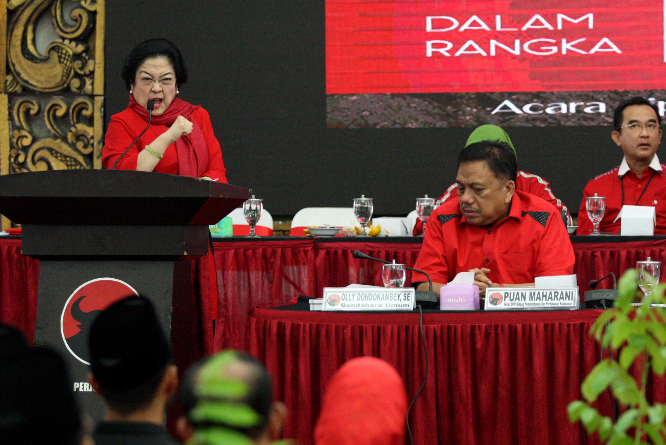 Ketua Umum PDI Perjuangan Megawati Soekarnoputri (kiri) menyampaikan pidato disaksikan Bakal Calon Gubernur Sulawesi Utara Olly Dondokambey.