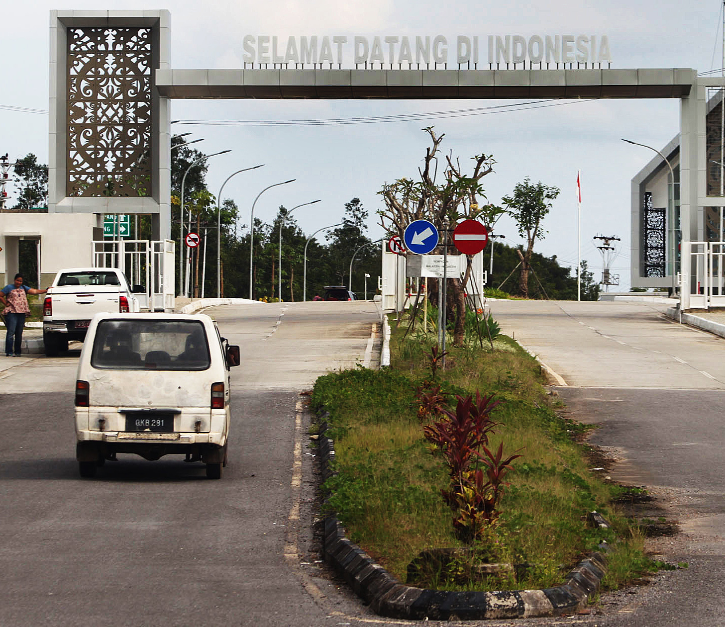 Kendaraan dari Malaysia menuju gerbang perbatasan Indonesia di Pos Lintas Batas Negara Badau, Kapuas Hulu, Kalimantan Barat.