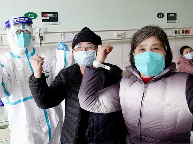 Pria berusia 67 tahun dan istrinya yang sebelumnya dinyatakan terinfeksi 2019-nCoV meninggalkan rumah sakit di Wuhan, Tiongkok, Jumat (31/1)