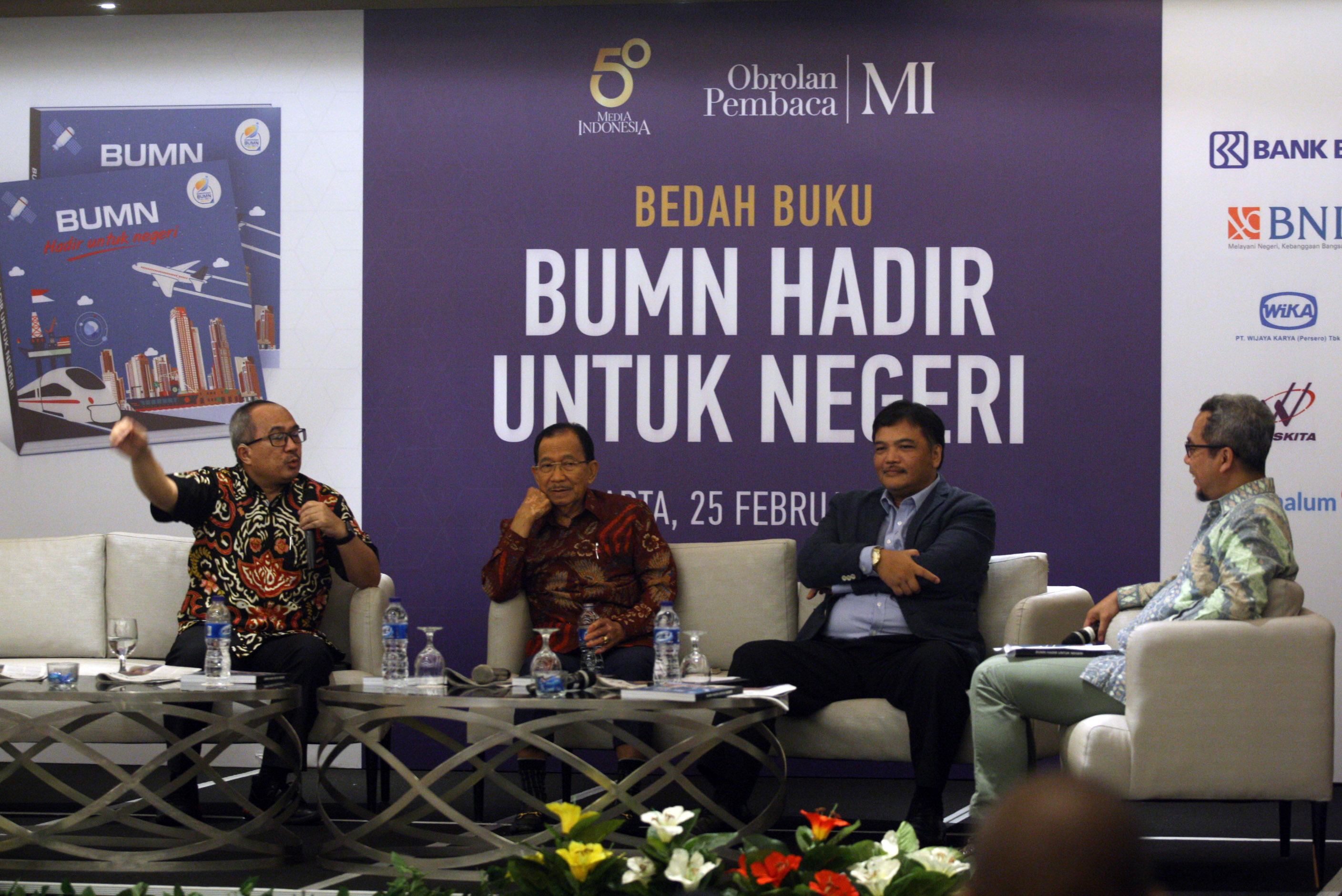 dari kiri Dewan Redaksi Media Group Suryopratomo, Mantan Menteri BUMN Tanri Abeng, Kepala Lembaga Manajemen FEB UI Toto Pranoto.