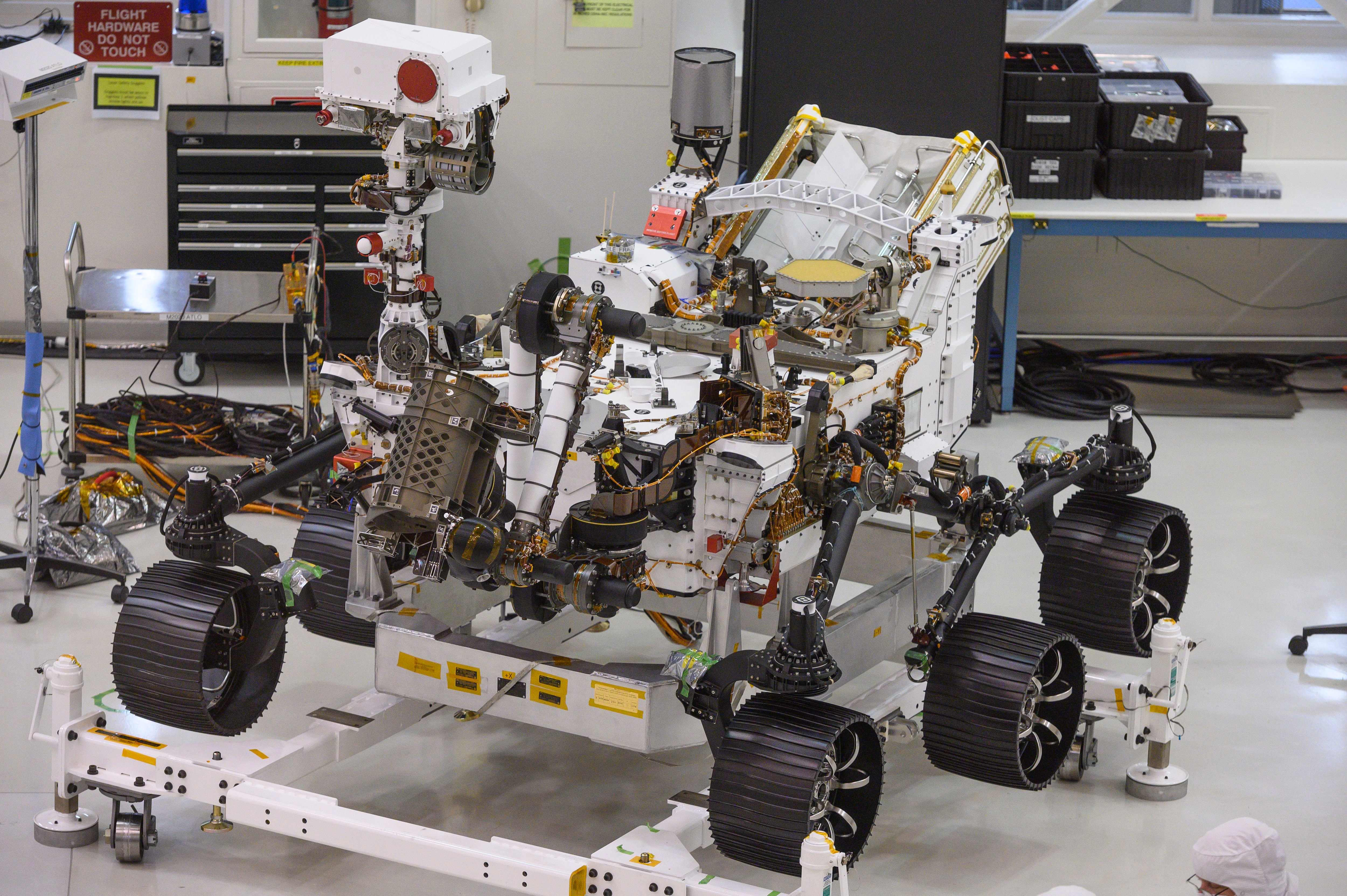Robot pintar yang akan dikirim ke Mars, di NASA's Jet Propulsion Laboratory, Pasadena, California, Amerika Serikat.