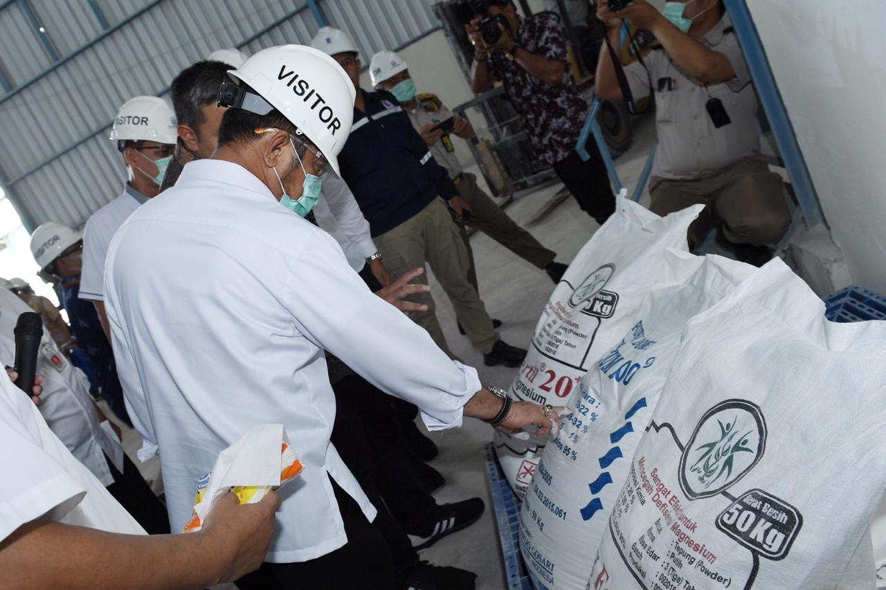 Mentan Syahrul Yasin Limpo mengunjungi pabrik Pupuk PT. Polowijo Gosari di Kabupaten Gresik, Jawa Timur, pada Rabu (12/2)