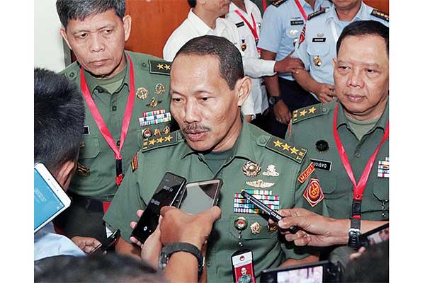 Rektor Universitas Pertahanan (Unhan) Letjen TNI Tri Legionosuko (tengah)