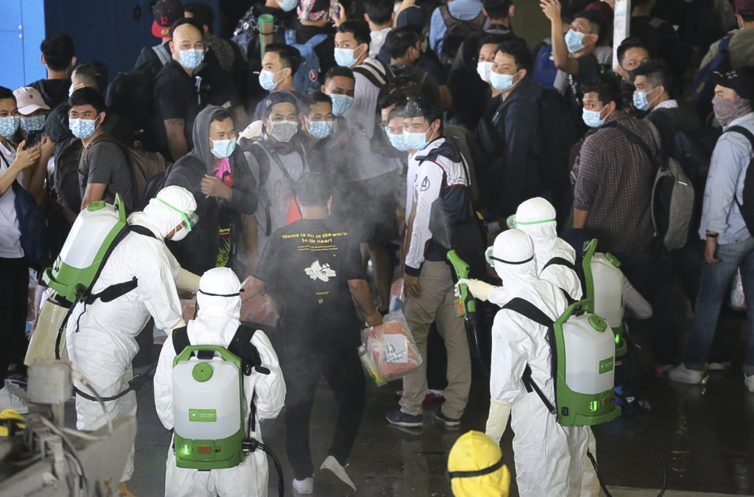 Petugas menyemprotkan cairan desinfektan kepada WNI kru kapal World Dream saat menaiki KRI dr Soeharso.