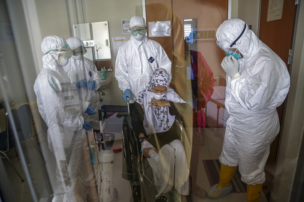 Simulasi penanganan korban virus korona di Tanjungpinang, Kepulauan Riau, Jumat (31/1).