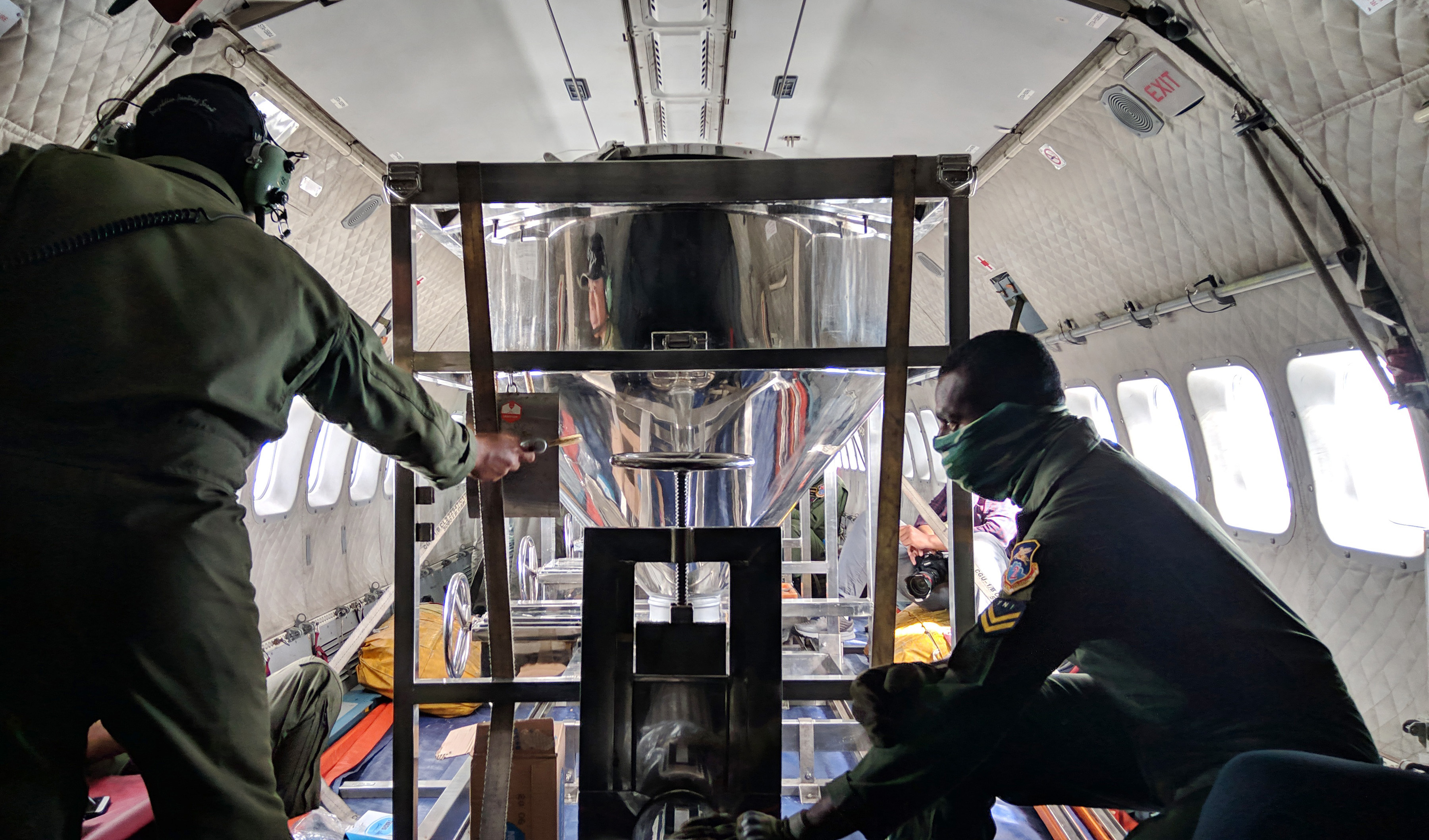 Kru pesawat CN 295 saat melakukan operasi TMC