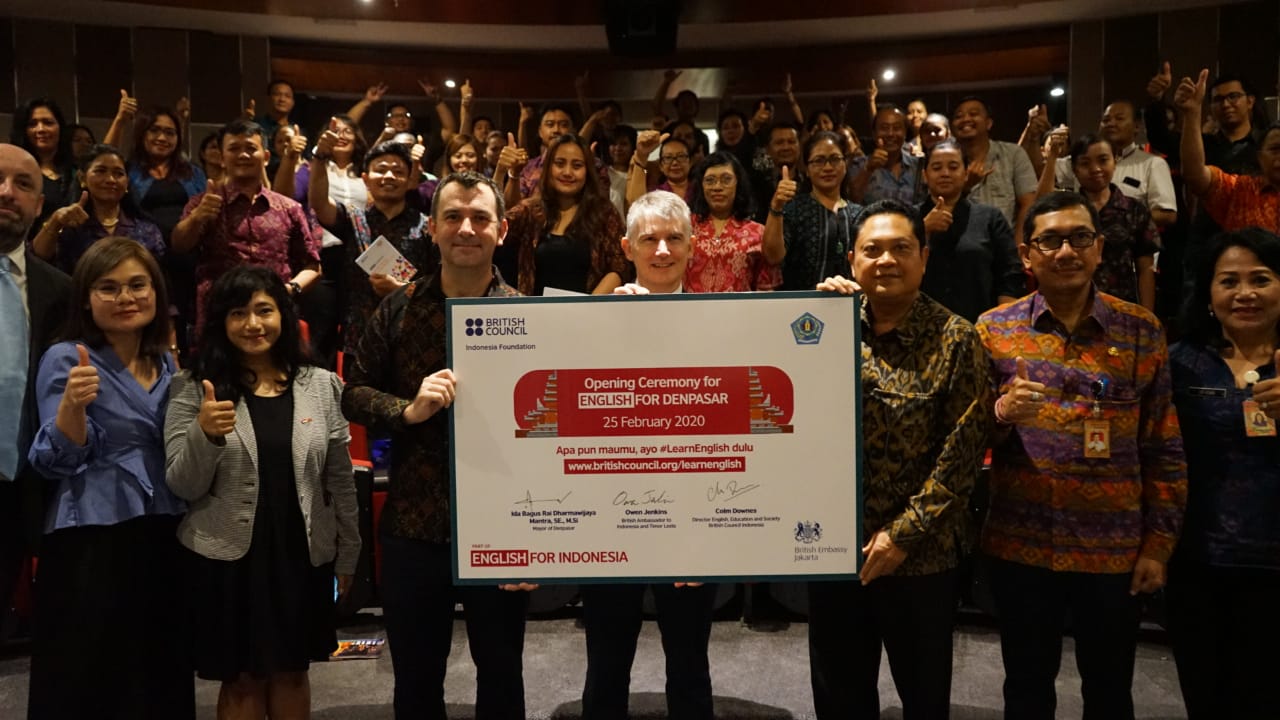  Walikota Denpasar IB Rai Dharmawijaya Mantra (ketiga dari kanan) bersama Duta Besar Inggris untuk Indonesia dan Timor Leste  Owen Jenkins.