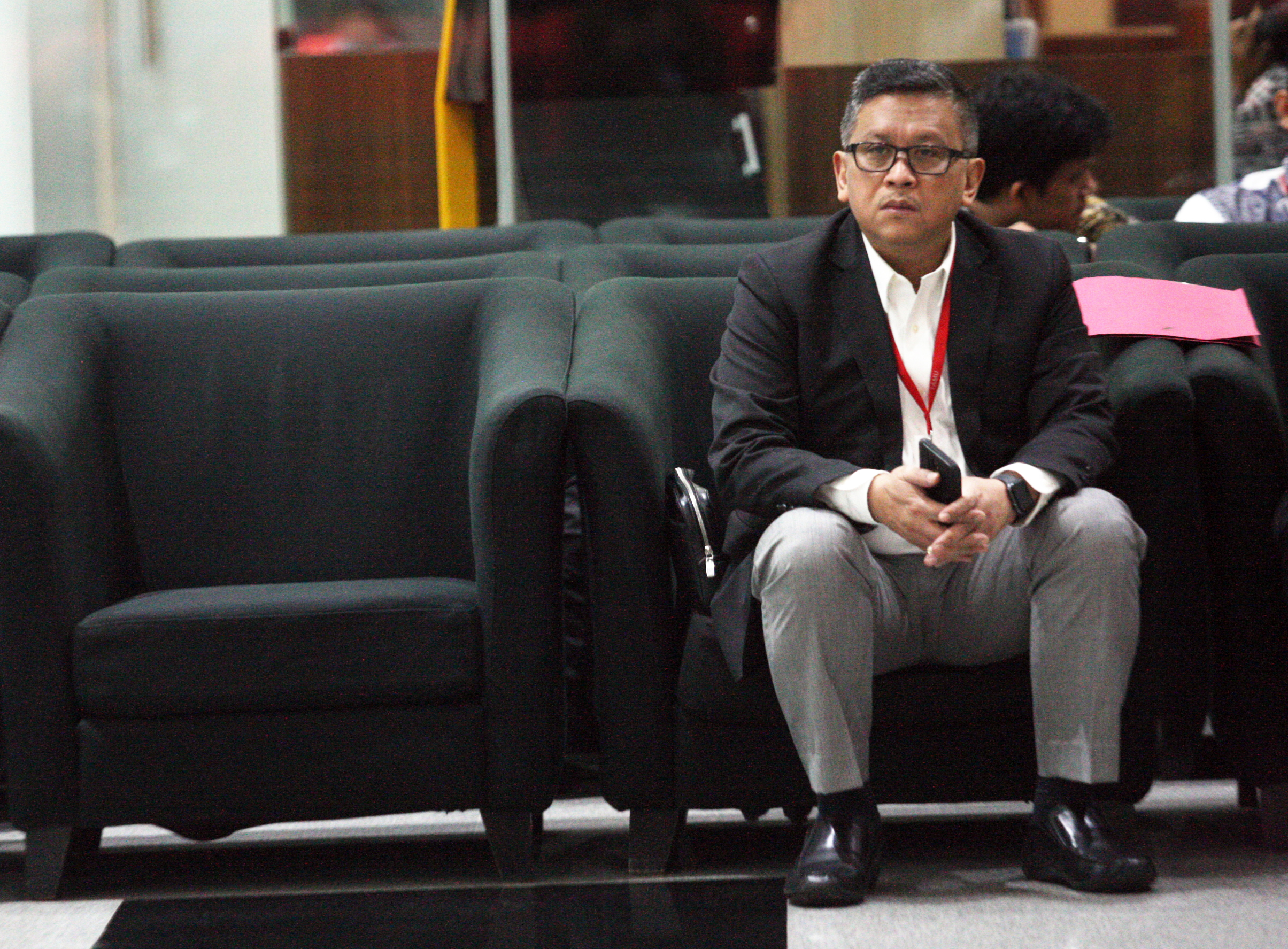Sekjen PDIP Hasto Kristiyanto duduk di ruang tunggu untuk menjalani pemeriksaan di Gedung KPK dalam pemeriksaan sebelumnya.