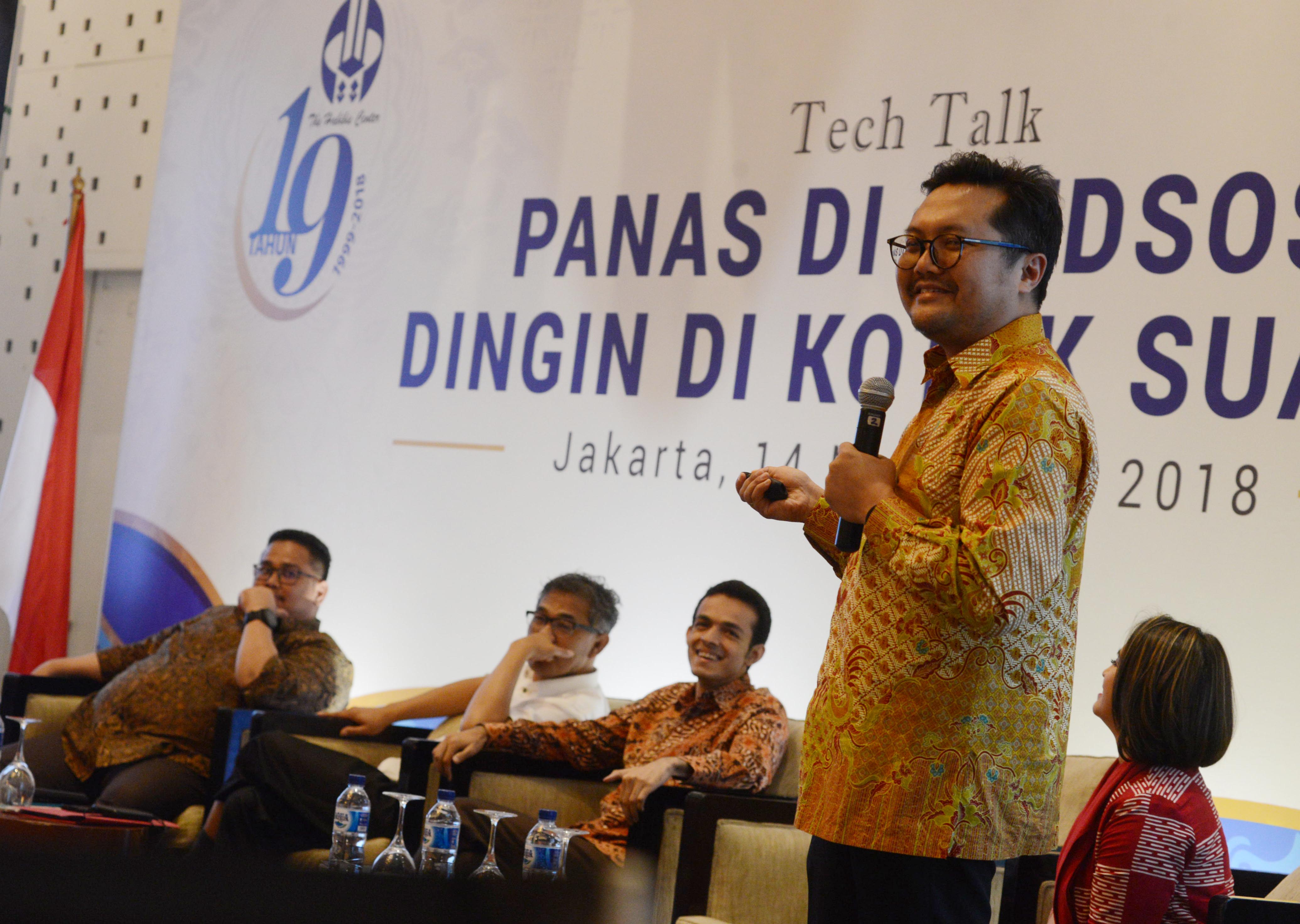  Analis Media Sosial dan pendiri Drone Emprit Ismail Fahmi (berdiri)