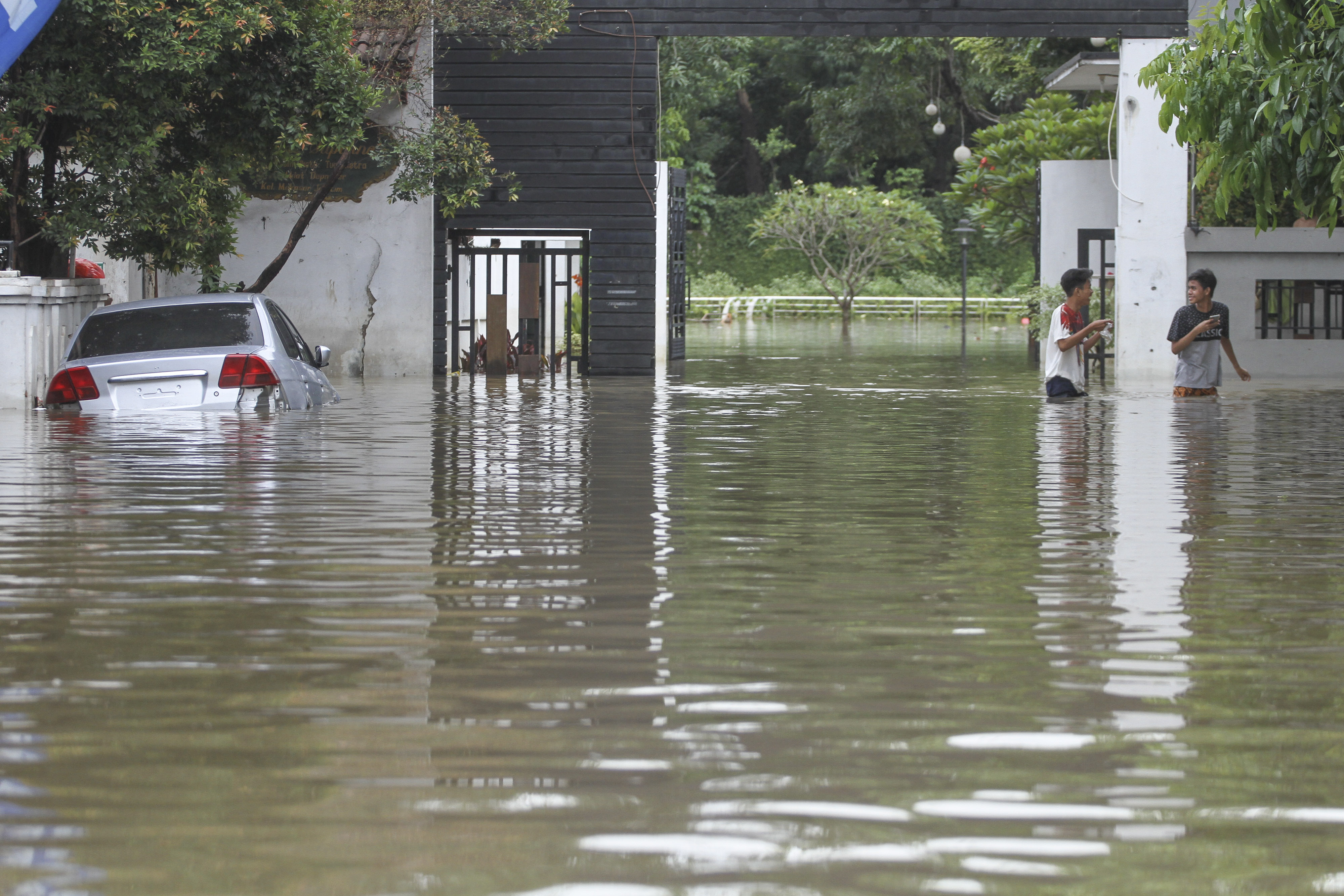 Banjir di kawasan Kampung Makasar, Jakarta Timur, Selasa (25/2/2020). BMKG memprediksi cauca ekstrem berlangsung hingga Maret
