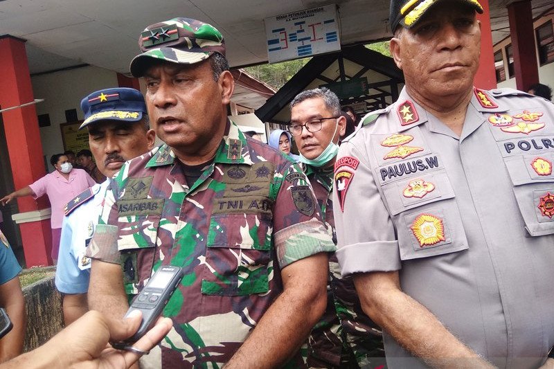 Pangdam XVII/Cenderawasih Mayjen TNI Herman Asaribab didampingi Kapolda Irjen Pol Paulus Waterpauw.