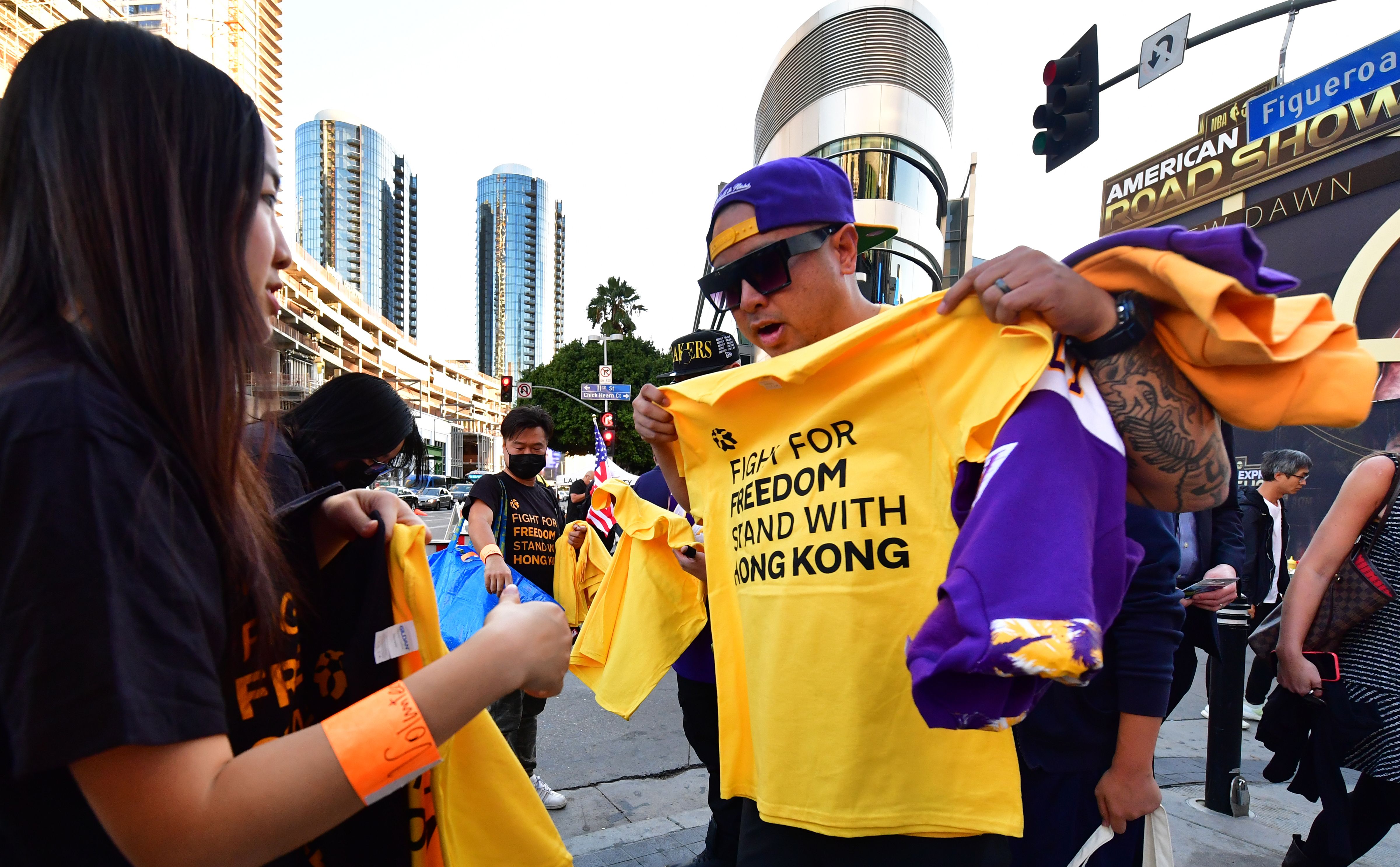 Aktivis Hong Kong membagikan kaos berisi dukungan untuk gerakan prodemokrasi Hong Kong menjelang laga NBA di Los Angeles.