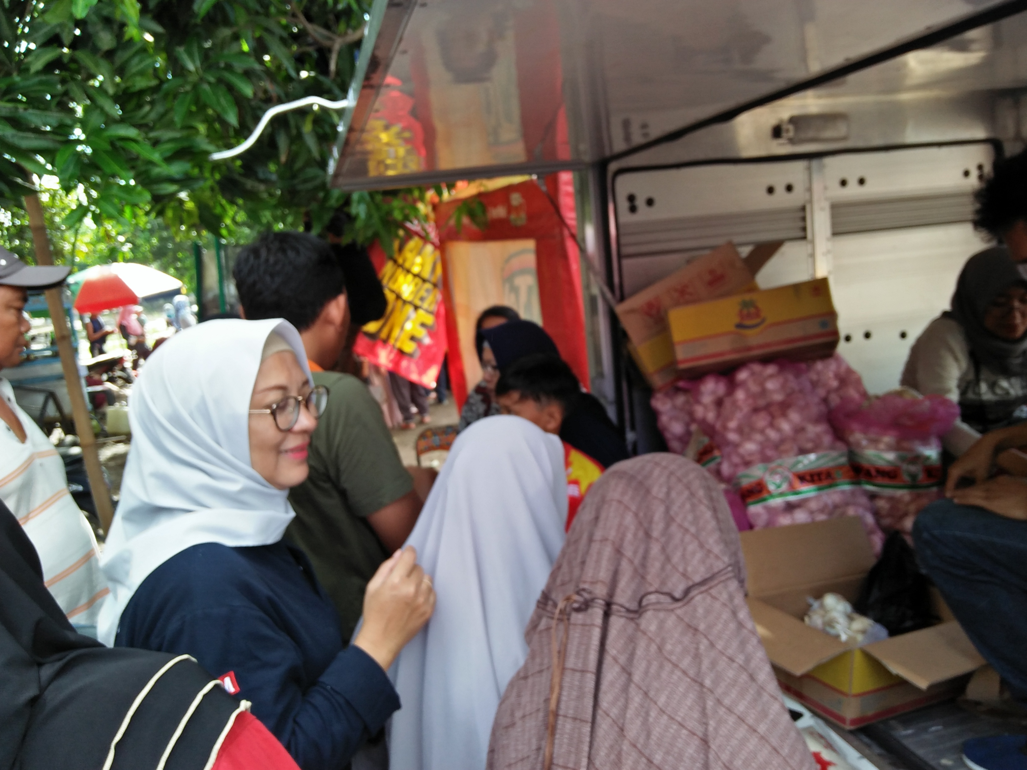 Warga antusias dalam OP bawang putih di Brebes.