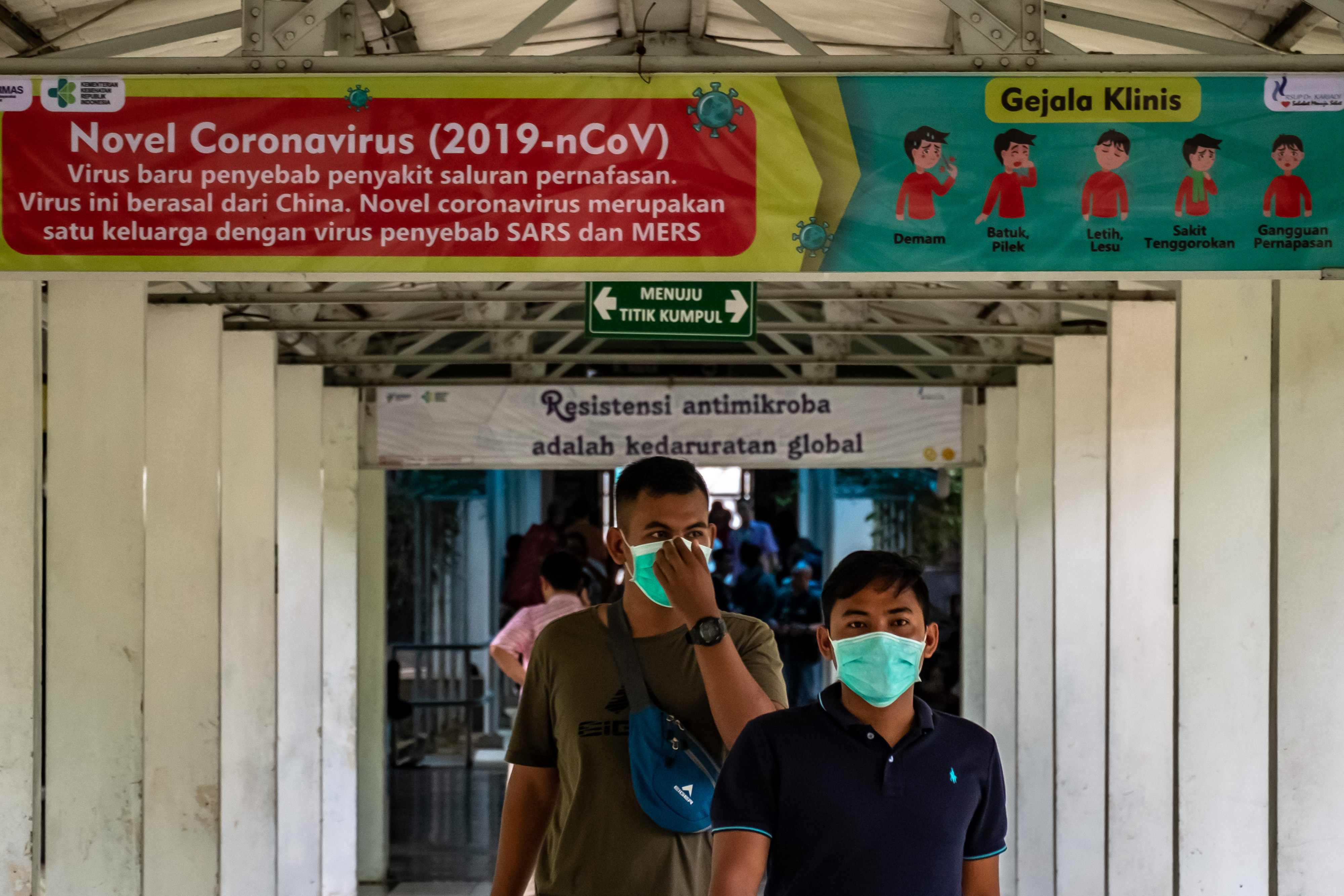 pengunjung RS dr. Kariadi menggunakan masker saat berjalan di selasar rumah sakit