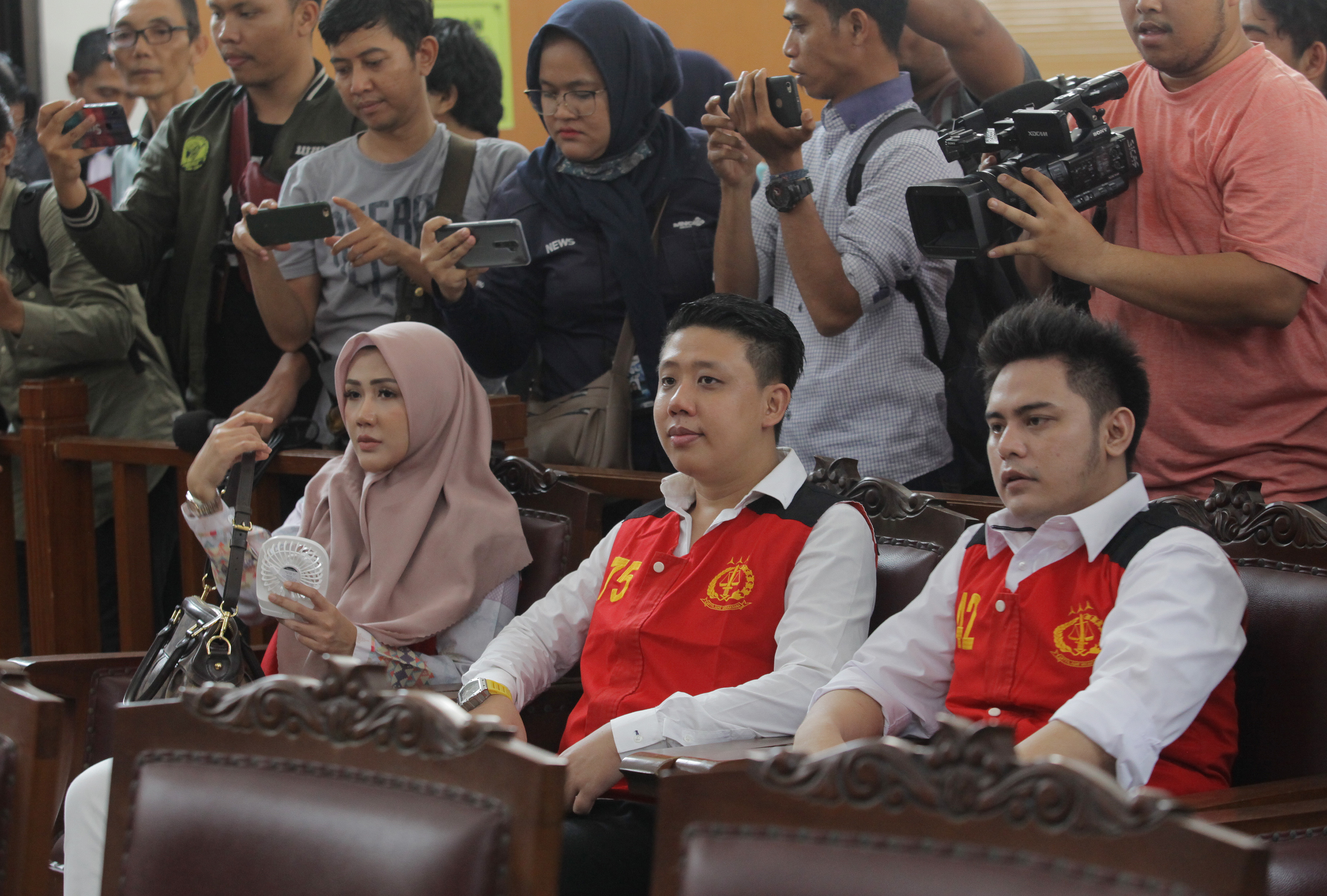 Terdakwa kasus UU ITE dan pencemaran nama baik artis Fairuz A Rafiq, Galih Ginanjar (kanan), Rey Utami (kiri), Pablo Benua (tengah)