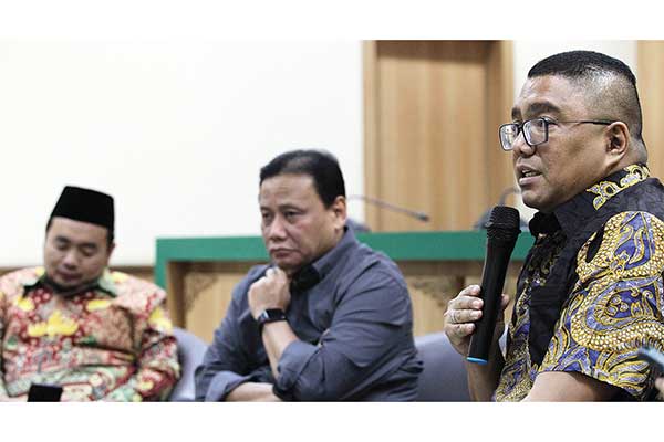 Anggota Bawaslu Fritz Edward Siregar (kanan) bersama dengan Ketua Abhan (tengah) di Kantor Bawaslu RI, Jakarta, kemarin