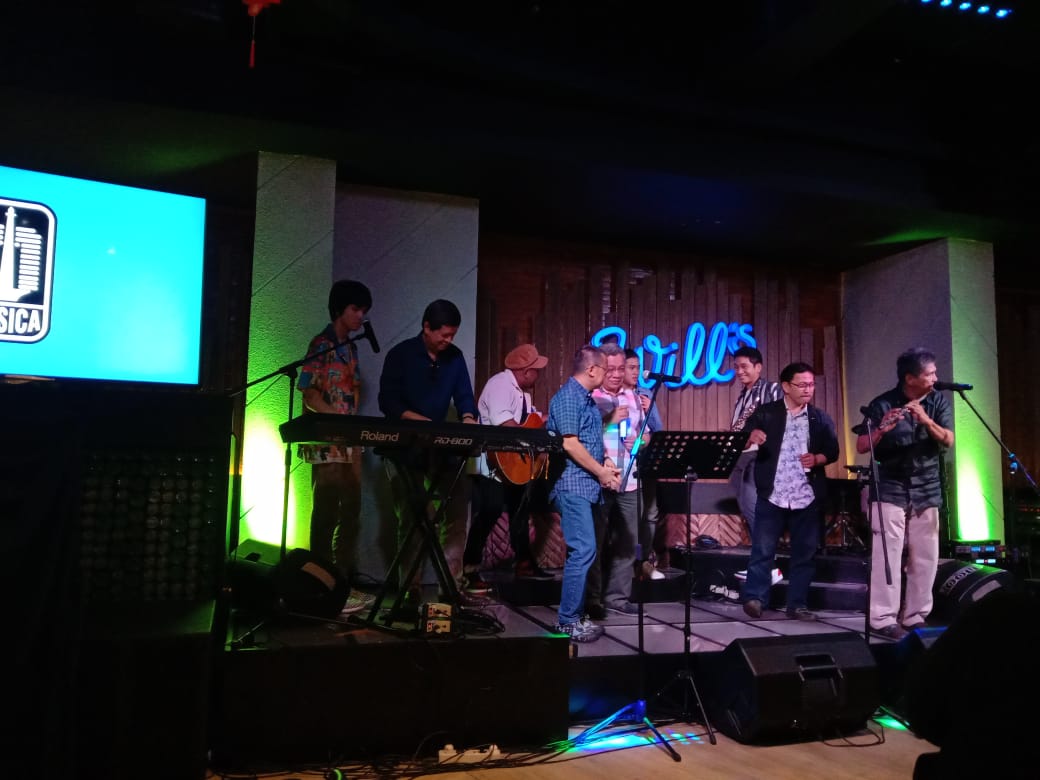 Sebagian personel Chaseiro dan Chaseiro All Star di atas Panggung