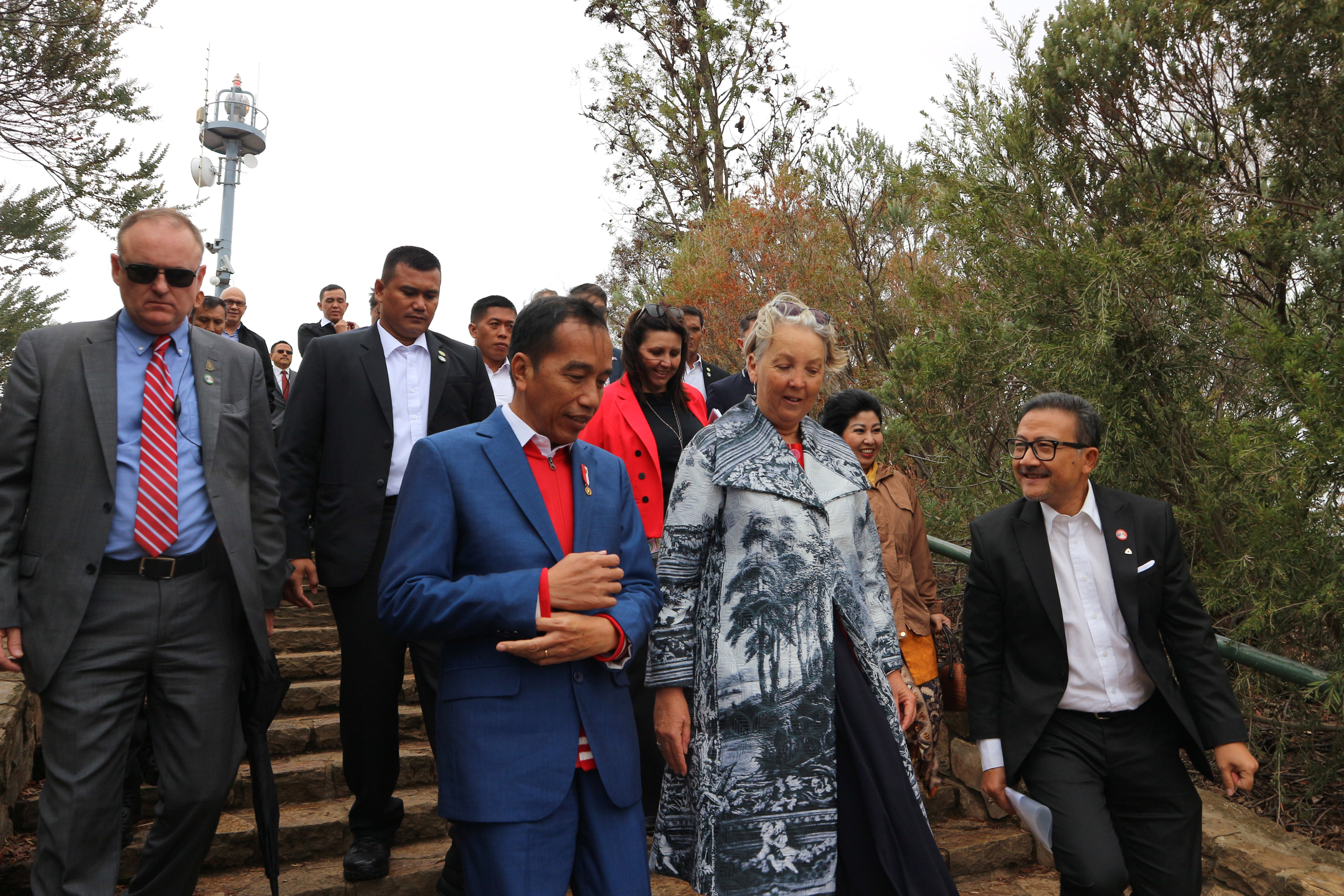  Presiden Joko Widodo bersama Chief Executive National Capital Authority Canberra, Sally Barnes, berjalan di Mount Ainsle.