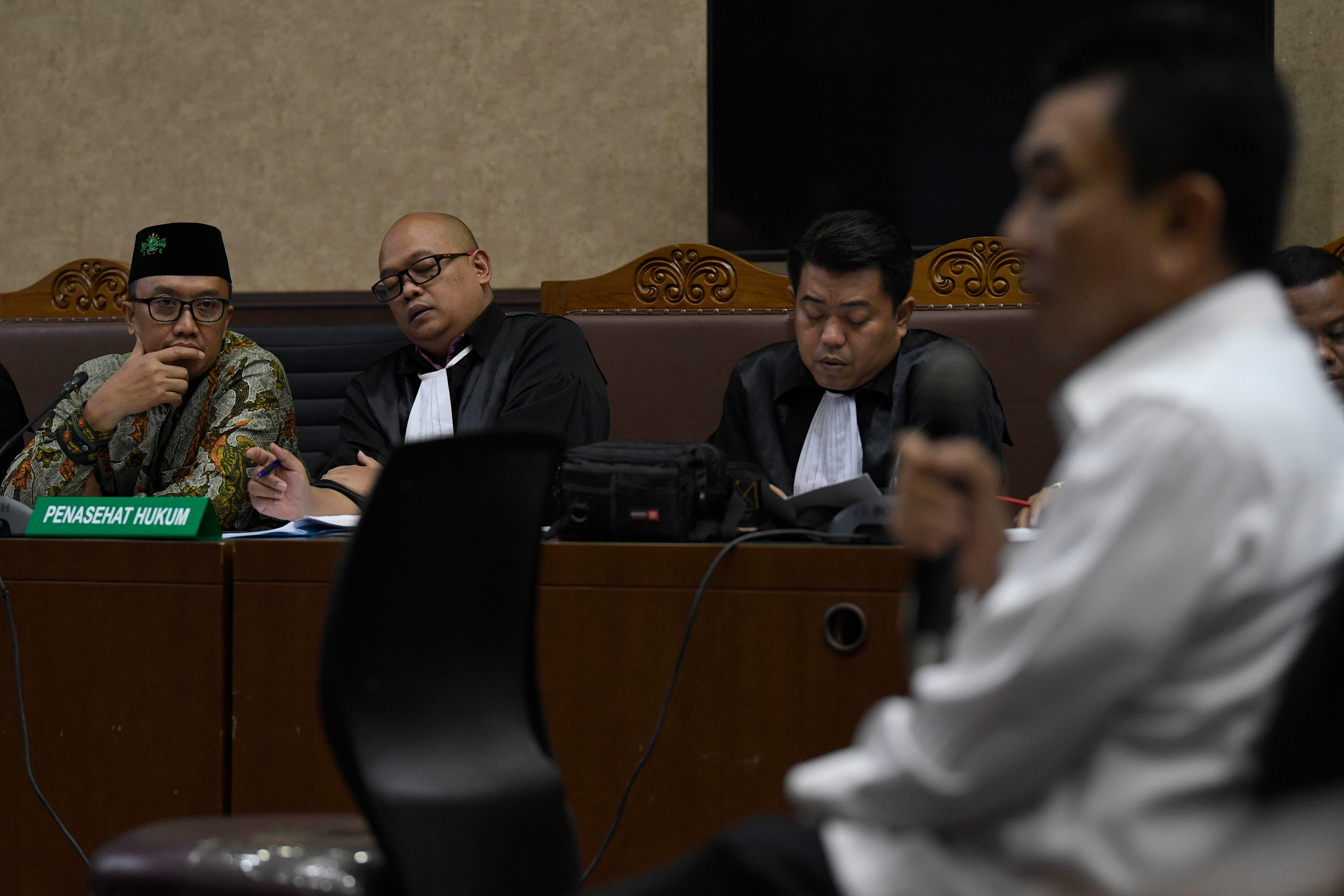 Terdakwa kasus dugaan suap terkait pengurusan proposal dana hibah KONI dan gratifi kasi, Imam Nahrawi (kiri), menyimak keterangan saksi.