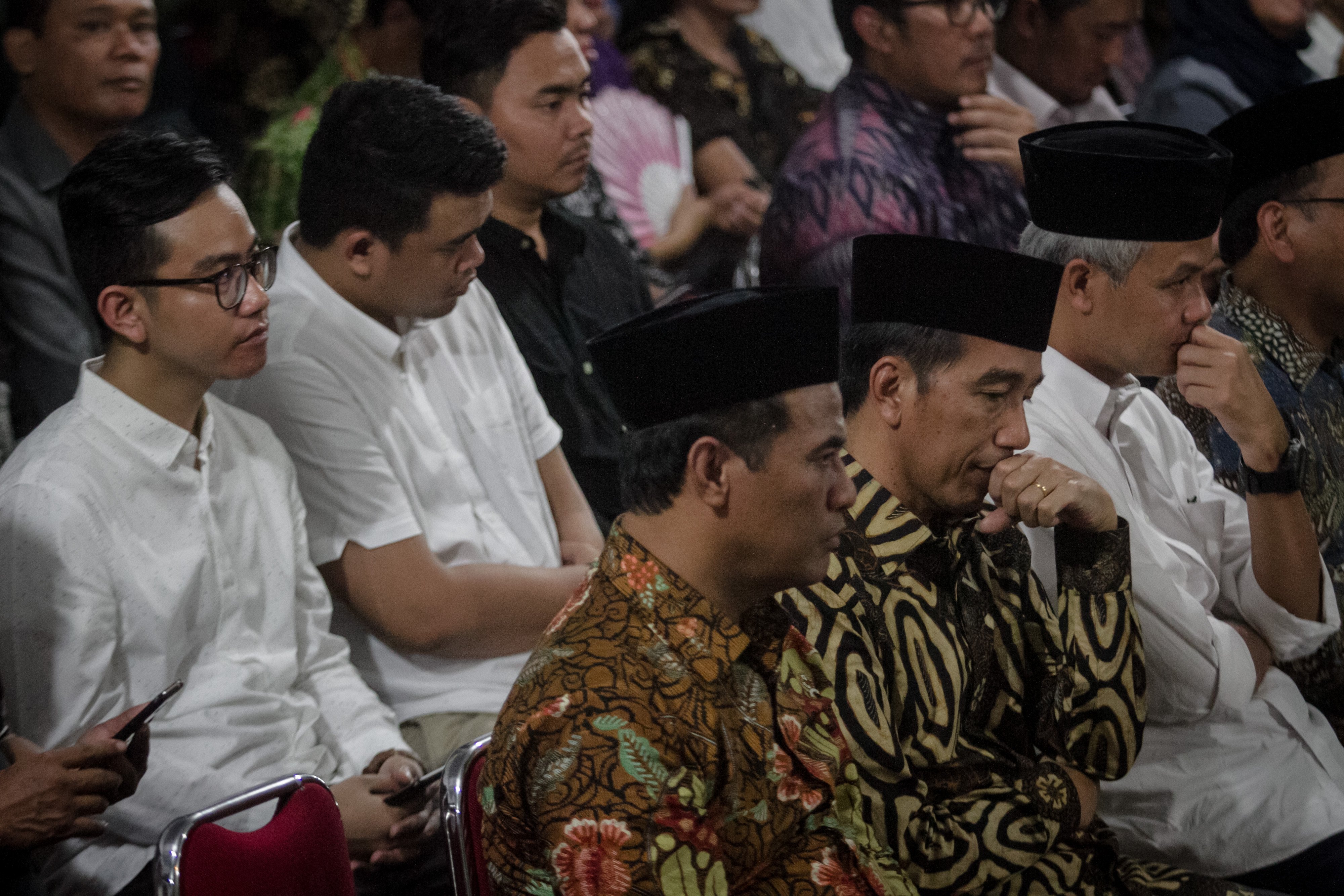 Gibran Rakabuming Raka dan Bobby Nasution (Baju puitih) saat mendampingi Presiden Joko Widodo