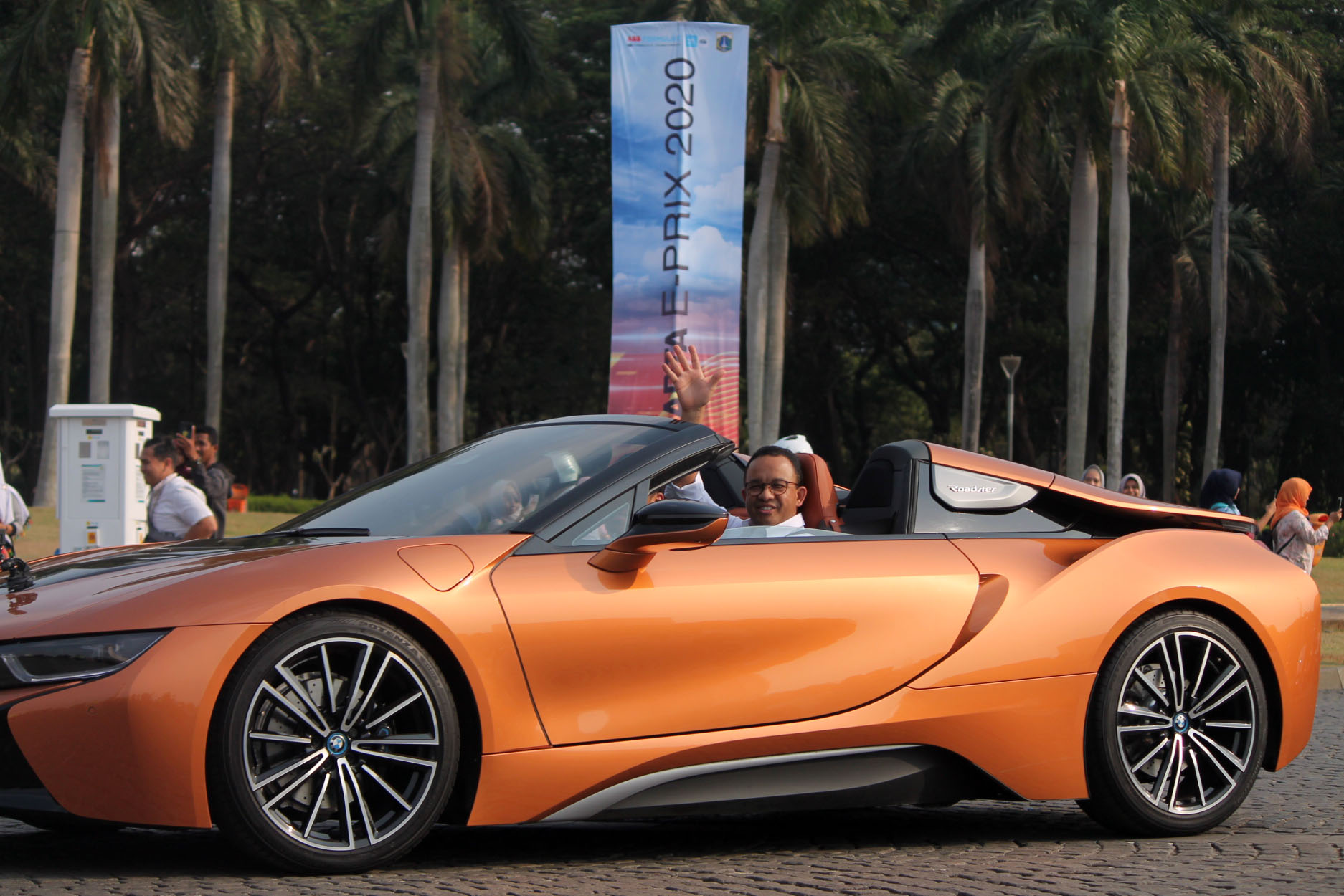 Gubernur DKI Jakarta Anies Baswedan memasuki kawasan Silang Monas Barat Daya, Jakarta Pusat, dalam konvoi Jakarta E-Prix 2020.