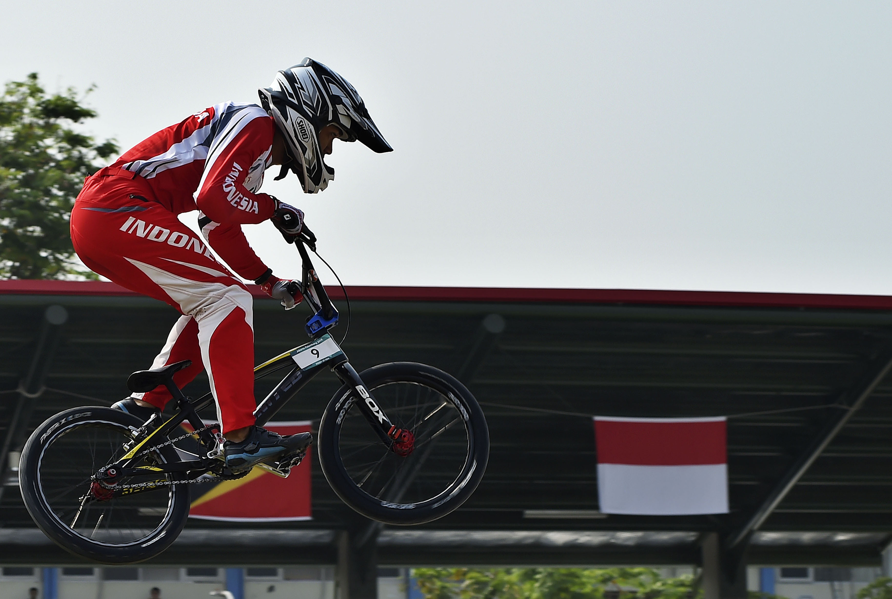 Atlet Sepeda BMX Putra Indonesia I Gusti Bagus Saputra memacu sepedanya saat babak kualisifikasi Asian Games ke-18 Tahun 2018.